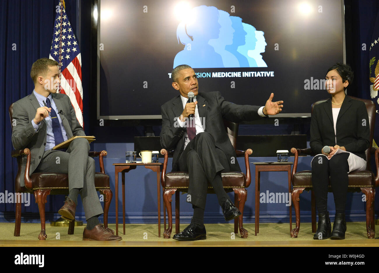 Le président américain Barack Obama fait les commentaires comme le modérateur de l'Atlantique Dr James Hamblin (L) et le Dr Sonia, que d'un bio scientifique médicale, écouter un débat d'experts tenu à l'Initiative de médecine de précision de la Maison Blanche (PMI) Sommet, 25 février 2016, à Washington, DC. Le PMI vise à transformer la façon dont les maladies comme le cancer et les troubles mentaux sont traités. Photo de Mike Theiler/UPI Banque D'Images