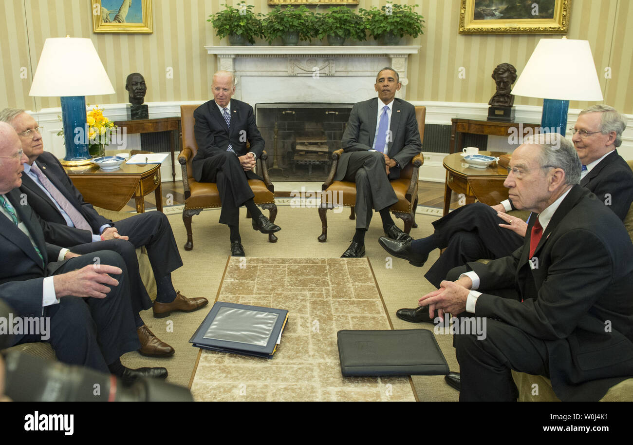 Le président Barack Obama rencontre le Vice-président Joe Biden et les dirigeants républicains du Sénat et les membres de la magistrature Comité pour discuter de la Cour suprême a laissé vacant par le décès du juge Scalia, dans le bureau ovale de la Maison Blanche à Washington, le 1 mars 2016. Obama s'est entretenu avec, de gauche à droite, le sénateur Patrick Leahy, D-VT, le leader de l'opposition au Sénat Harry Reid, D-NV, chef de la majorité au Sénat Mitch McConnell, R-KY, et le sénateur Chuck Grassley, R-IA. Photo par Kevin Dietsch/UPI Banque D'Images