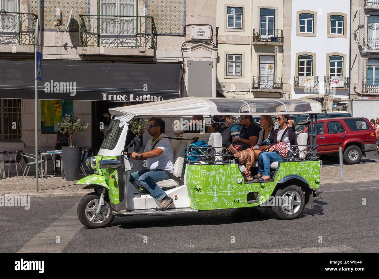 Avec Visite guidée d'un trois-roues tuk tuk taxi touristique comme à Lisbonne, Portugal Banque D'Images