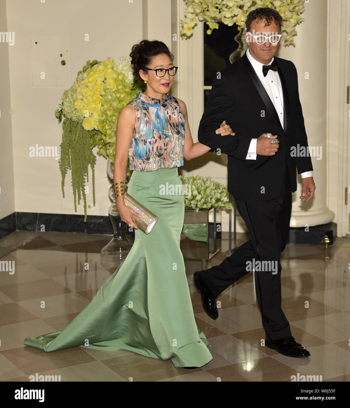 L'actrice Sandra Oh et Lev Rukhin arrivent à la Maison Blanche pour le dîner d'État pour le premier ministre du Canada, Justin Trudeau et de la Première Dame Sophie Gregorie Trudeau, 10 mars 2016 à Washington, DC. Le dîner, dans le cadre d'une visite officielle, met en évidence l'amitié de longue date, d'alliance et de coopération entre les États-Unis et le Canada . Photo de Mike Theiler/UPI Banque D'Images