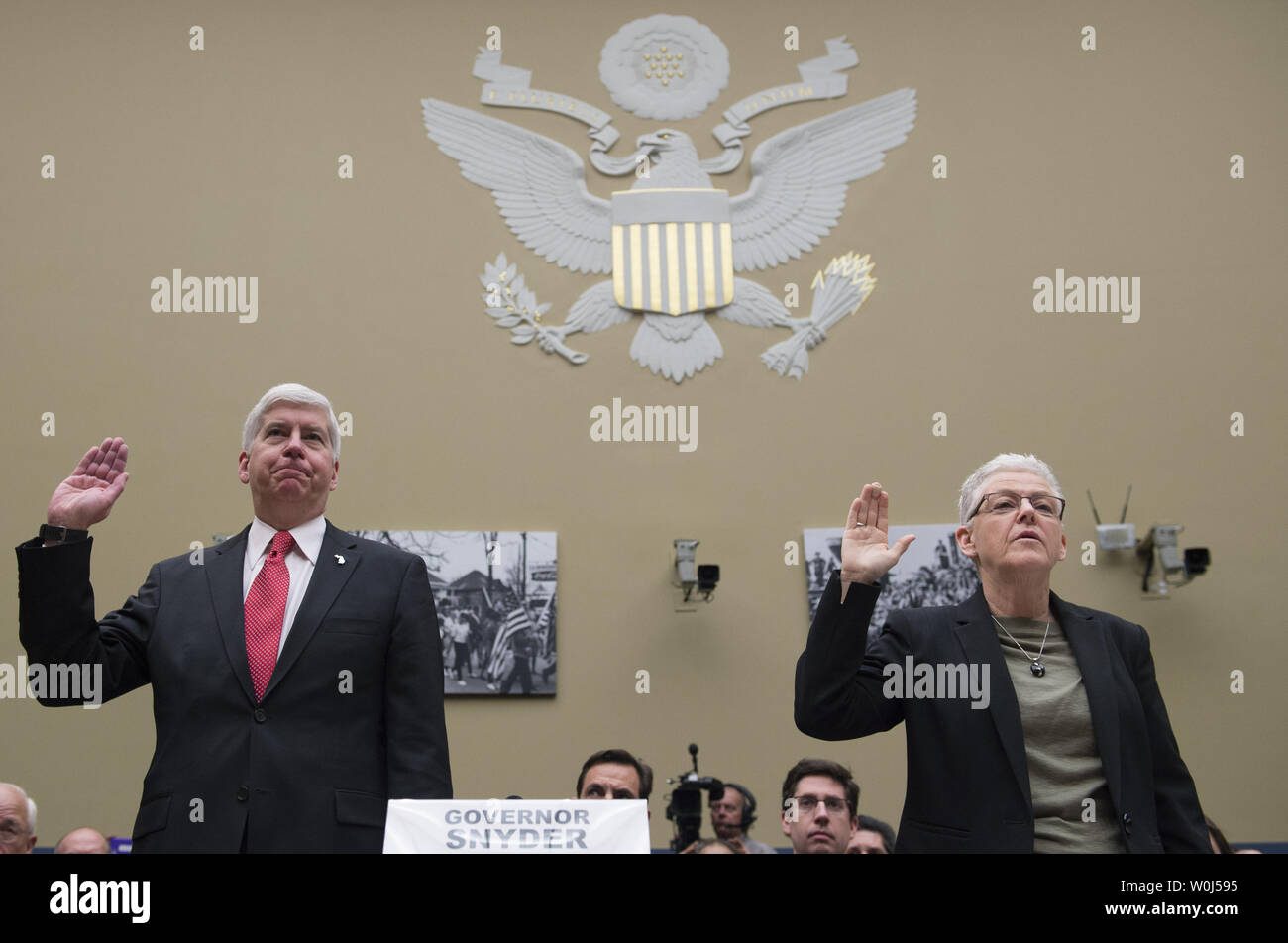 Michigan Gov. Rick Snyder et administrateur de l'EPA Gina McCarthy de serment de témoigner à la Chambre sur la réforme de l'administration et de surveillance sur l'audience du Comité sur la protection de l'administration de l'Agence de la Loi sur l'eau potable à Flint, Michigan, sur la colline du Capitole à Washington DC, le 17 mars 2016. Photo par Molly Riley/UPI Banque D'Images