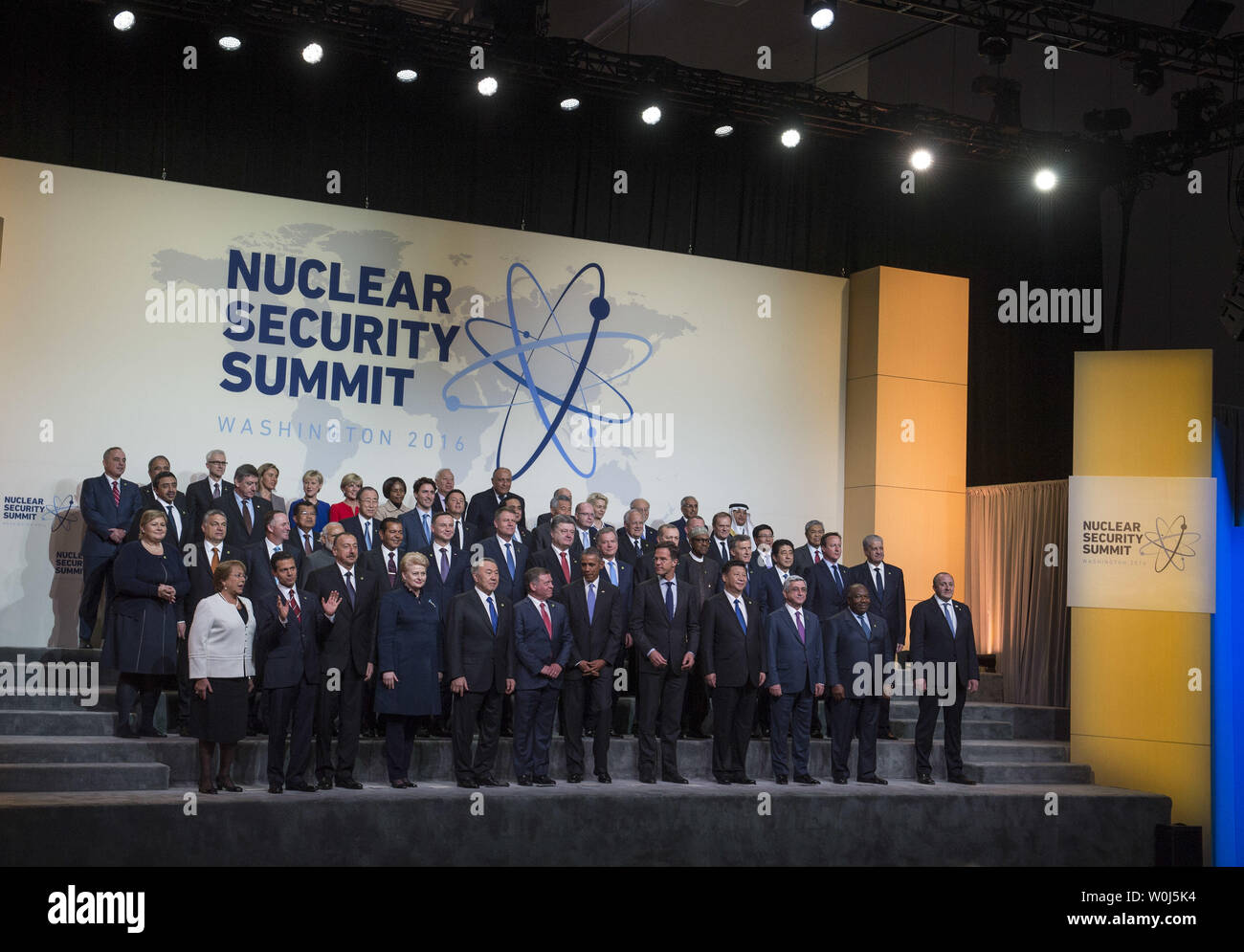 Les chefs de délégations posent pour la photo de famille au cours de la 2016 Sommet sur la sécurité nucléaire à Washington, D.C. le 1 avril 2016. Le Sommet réunit les dirigeants du monde entier pour aider à apporter des améliorations à la sécurité des matières nucléaires dans le monde entier. Photo par Kevin Dietsch/UPI Banque D'Images
