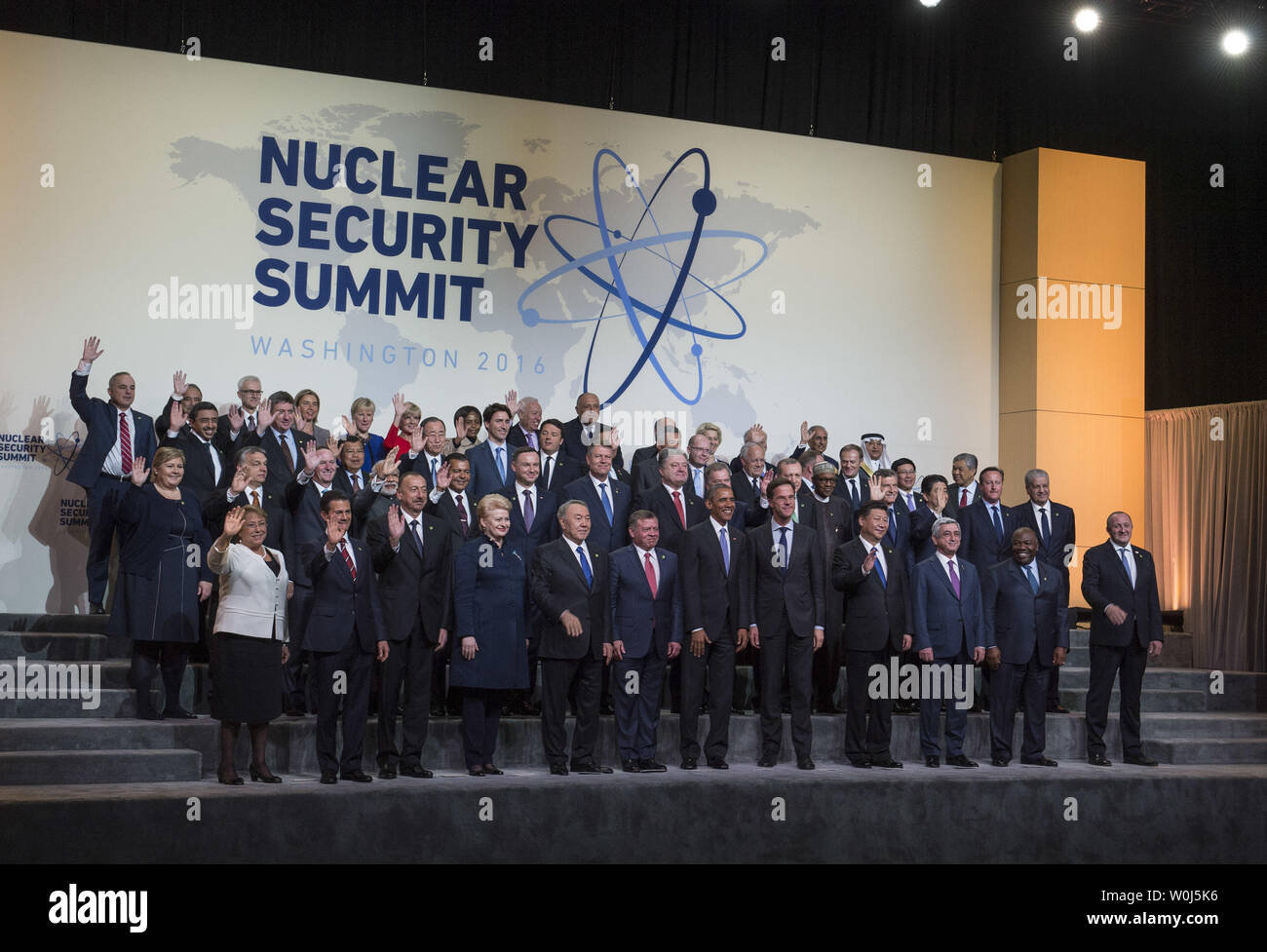 Les chefs de délégations posent pour la photo de famille au cours de la 2016 Sommet sur la sécurité nucléaire à Washington, D.C. le 1 avril 2016. Le Sommet réunit les dirigeants du monde entier pour aider à apporter des améliorations à la sécurité des matières nucléaires dans le monde entier. Photo par Kevin Dietsch/UPI Banque D'Images