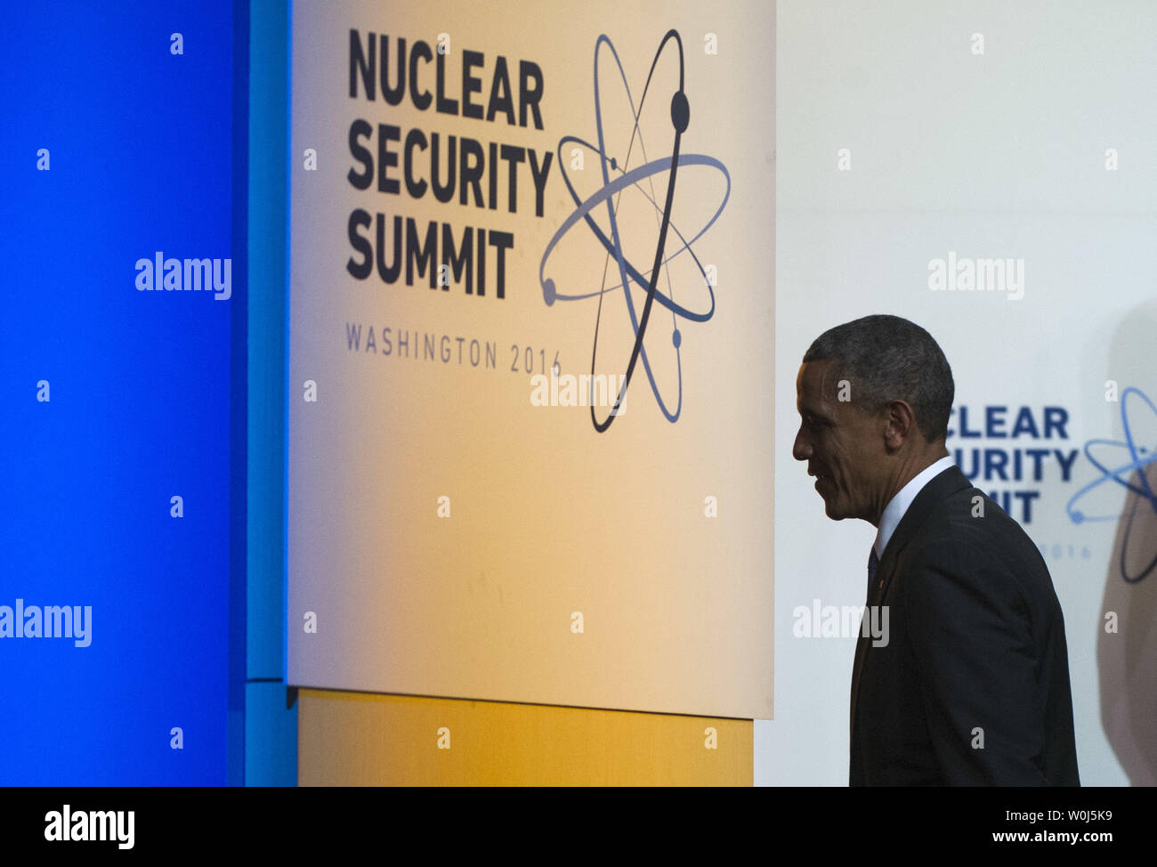Le président Barack Obama laisse une photo de famille au cours de la 2016 Sommet sur la sécurité nucléaire à Washington, D.C. le 1 avril 2016. Le Sommet réunit les dirigeants du monde entier pour aider à apporter des améliorations à la sécurité des matières nucléaires dans le monde entier. Photo par Kevin Dietsch/UPI Banque D'Images