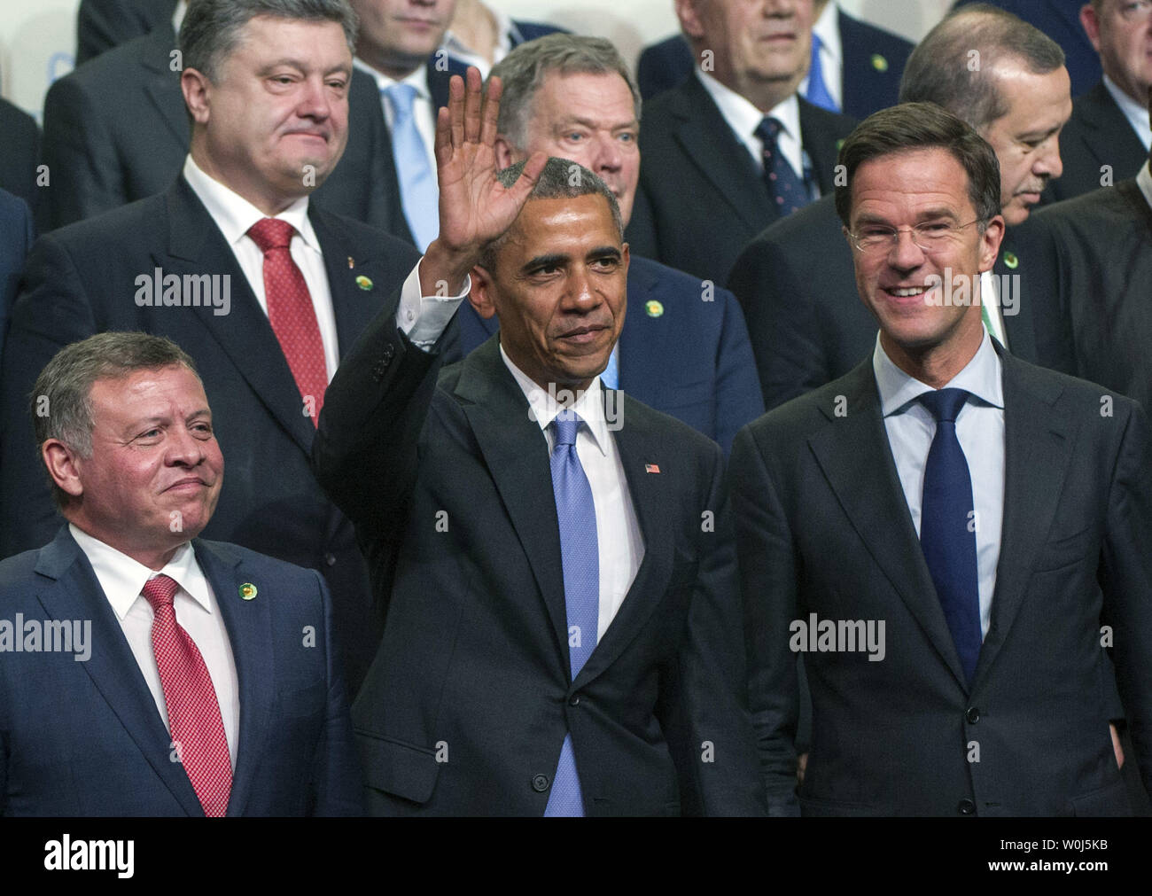 Le président Barack Obama aux côtés de vagues Mark Rutte (R), Premier Ministre des Pays-Bas, et le Roi Abdallah II de Jordanie, au cours d'une photo de famille à la 2016 Sommet sur la sécurité nucléaire à Washington, D.C. le 1 avril 2016. Le Sommet réunit les dirigeants du monde entier pour aider à apporter des améliorations à la sécurité des matières nucléaires dans le monde entier. Photo par Kevin Dietsch/UPI Banque D'Images