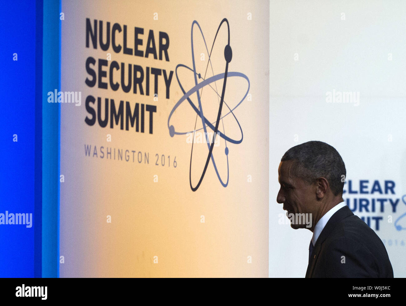 Le président Barack Obama laisse une photo de famille au cours de la 2016 Sommet sur la sécurité nucléaire à Washington, D.C. le 1 avril 2016. Le Sommet réunit les dirigeants du monde entier pour aider à apporter des améliorations à la sécurité des matières nucléaires dans le monde entier. Photo par Kevin Dietsch/UPI Banque D'Images