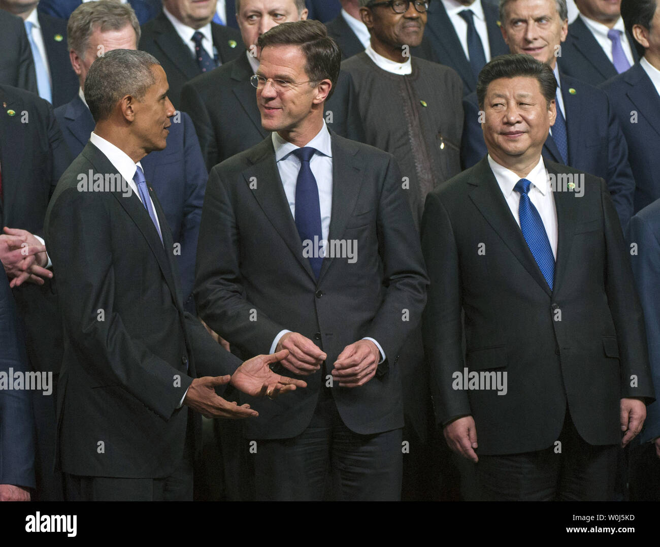 Le président Barack Obama parle avec Mark Rutte (R), Premier Ministre des Pays-Bas, que le président chinois Xi Jinping montres, lors d'une photo de famille à la 2016 Sommet sur la sécurité nucléaire à Washington, D.C. le 1 avril 2016. Le Sommet réunit les dirigeants du monde entier pour aider à apporter des améliorations à la sécurité des matières nucléaires dans le monde entier. Photo par Kevin Dietsch/UPI Banque D'Images