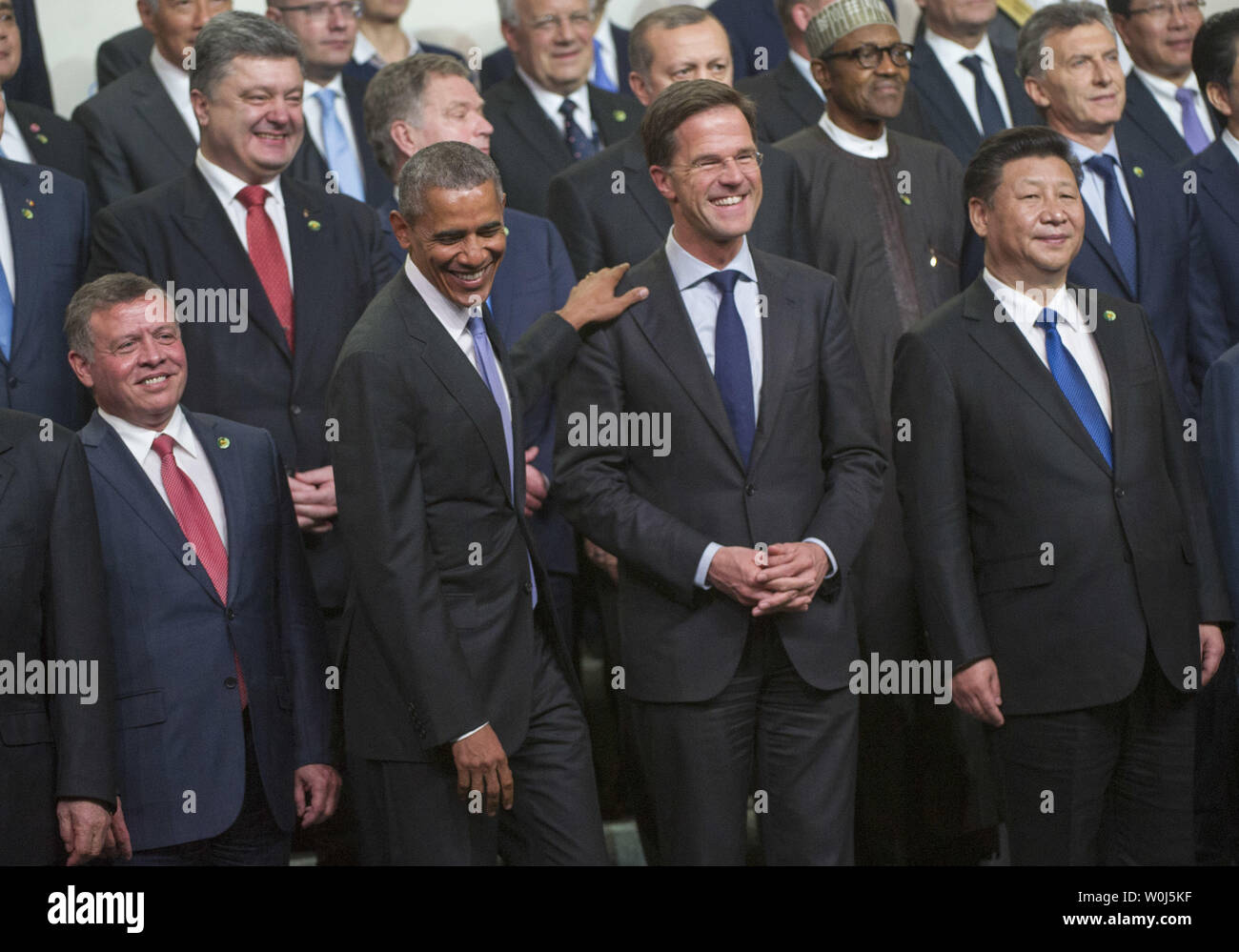 Le président Barack Obama des blagues avec Mark Rutte (R), Premier Ministre des Pays-Bas, lors d'une photo de famille à la 2016 Sommet sur la sécurité nucléaire à Washington, D.C. le 1 avril 2016. Le Sommet réunit les dirigeants du monde entier pour aider à apporter des améliorations à la sécurité des matières nucléaires dans le monde entier. Photo par Kevin Dietsch/UPI Banque D'Images