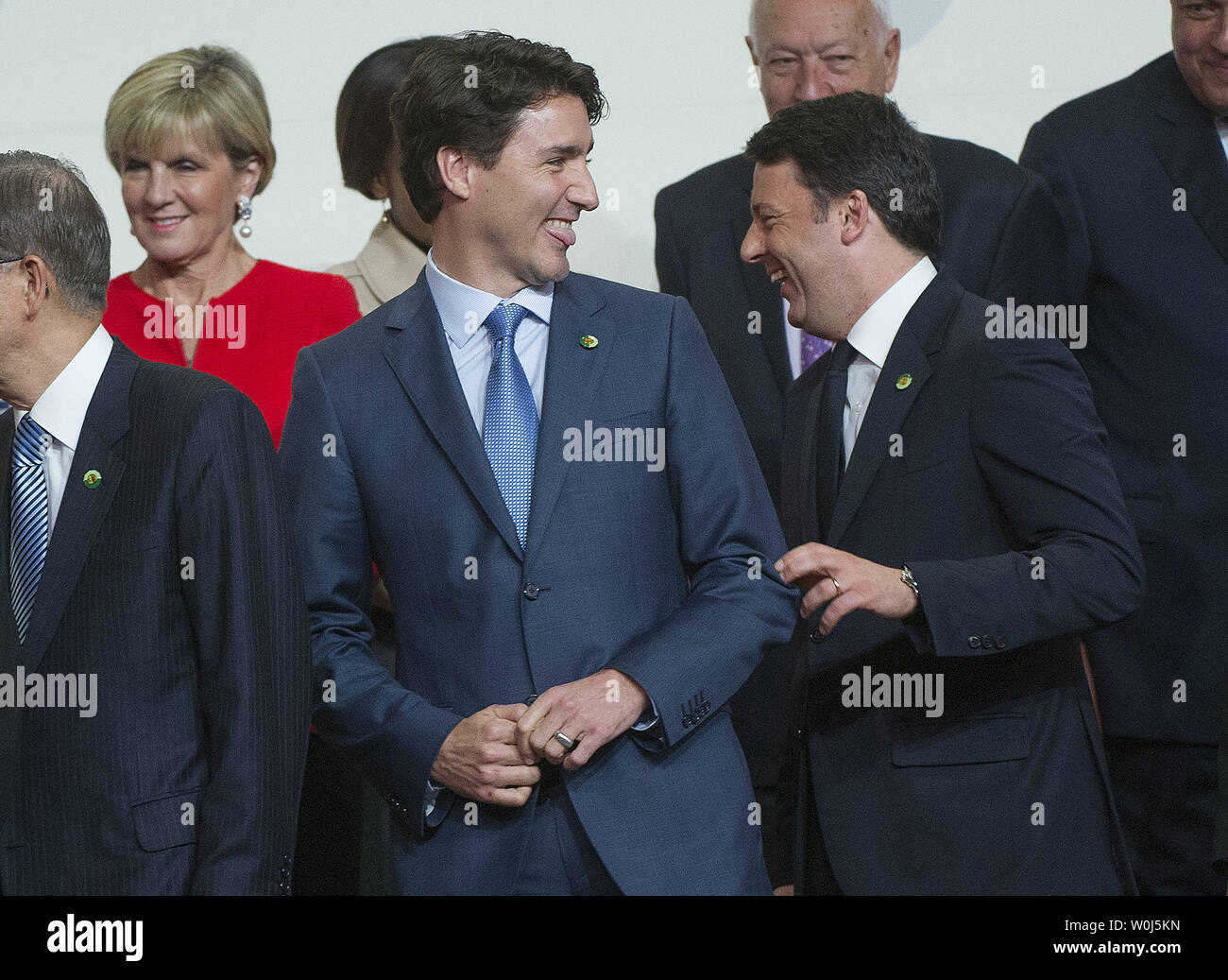 (L) Justin Trudeau, premier ministre du Canada, les plaisanteries avec Matteo Renzi,.Premier Ministre de l'Italie, au cours d'une photo de famille à la 2016 Sommet sur la sécurité nucléaire à Washington, D.C. le 1 avril 2016. Le Sommet réunit les dirigeants du monde entier pour aider à apporter des améliorations à la sécurité des matières nucléaires dans le monde entier. Photo par Kevin Dietsch/UPI Banque D'Images