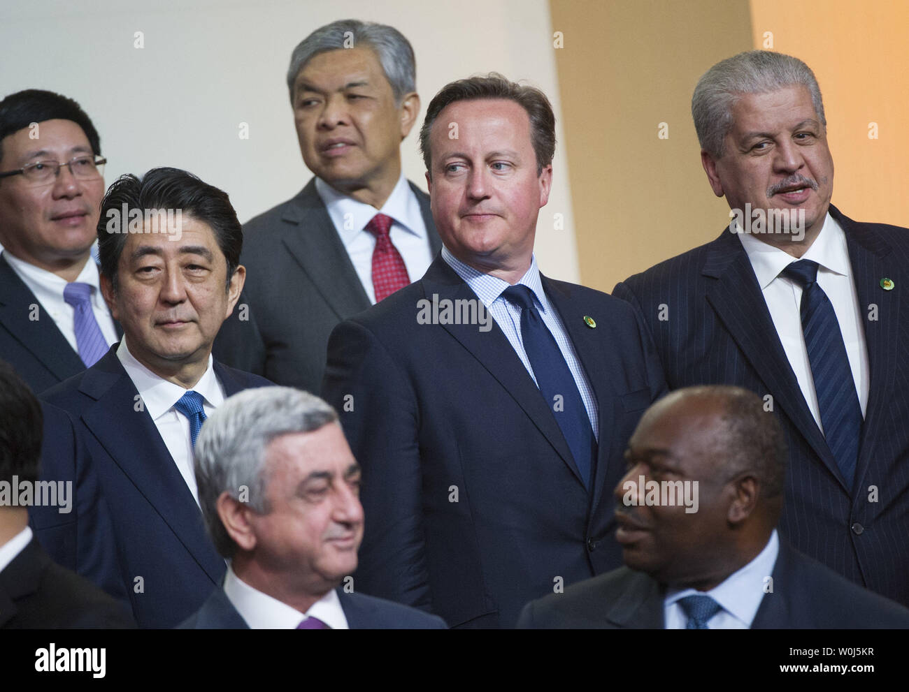 (C) David Cameron, Premier Ministre du Royaume-Uni, pose avec d'autres chefs de délégation au cours de la photo de famille à la 2016 Sommet sur la sécurité nucléaire à Washington, D.C. le 1 avril 2016. Le Sommet réunit les dirigeants du monde entier pour aider à apporter des améliorations à la sécurité des matières nucléaires dans le monde entier. Photo par Kevin Dietsch/UPI Banque D'Images