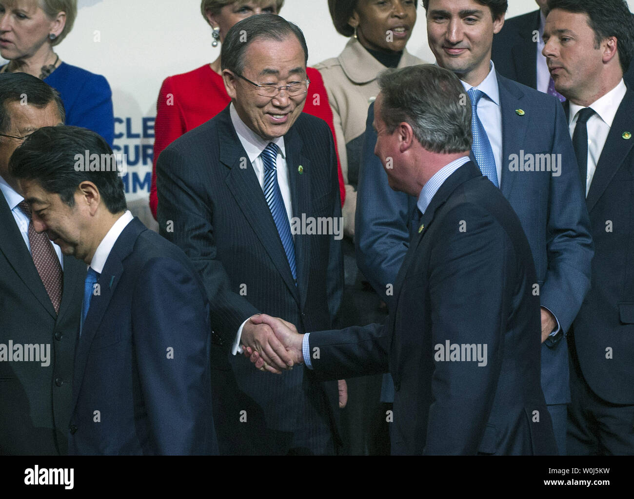 David Cameron (R), Premier Ministre du Royaume-Uni, serre la main du Secrétaire général de l'ONU, Ban Ki-moon, lors de la photo de famille à la 2016 Sommet sur la sécurité nucléaire à Washington, D.C. le 1 avril 2016. Le Sommet réunit les dirigeants du monde entier pour aider à apporter des améliorations à la sécurité des matières nucléaires dans le monde entier. Photo par Kevin Dietsch/UPI Banque D'Images