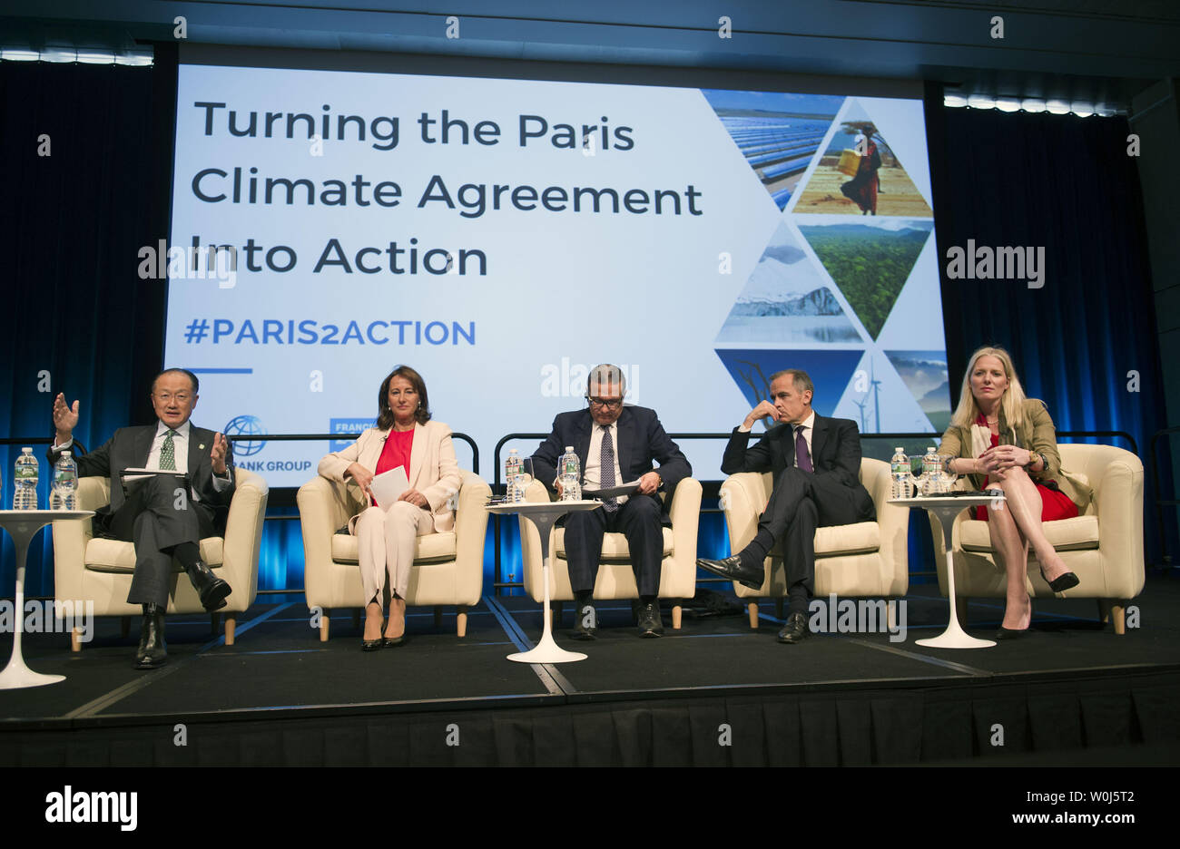 De gauche à droite, Jim Yong Kim, Président du Groupe de la Banque mondiale, Ségolène Royal, Ministre de l'Ecologie et du développement durable et de l'Énergie, Mohamed Boussaid, Ministre marocain de l'économie et des Finances, M. Mark Carney, gouverneur de la Banque d'Angleterre, et Catherine McKenna, ministre canadien de l'environnement et le changement climatique, participer à un groupe de discussion sur l'accord climatique Paris tournant dans l'action à la Banque mondiale pendant les réunions de printemps du Fonds Monétaire International et le Groupe de la Banque mondiale à Washington, D.C. le 14 avril 2016. Photo par Kevin Dietsch/UPI Banque D'Images