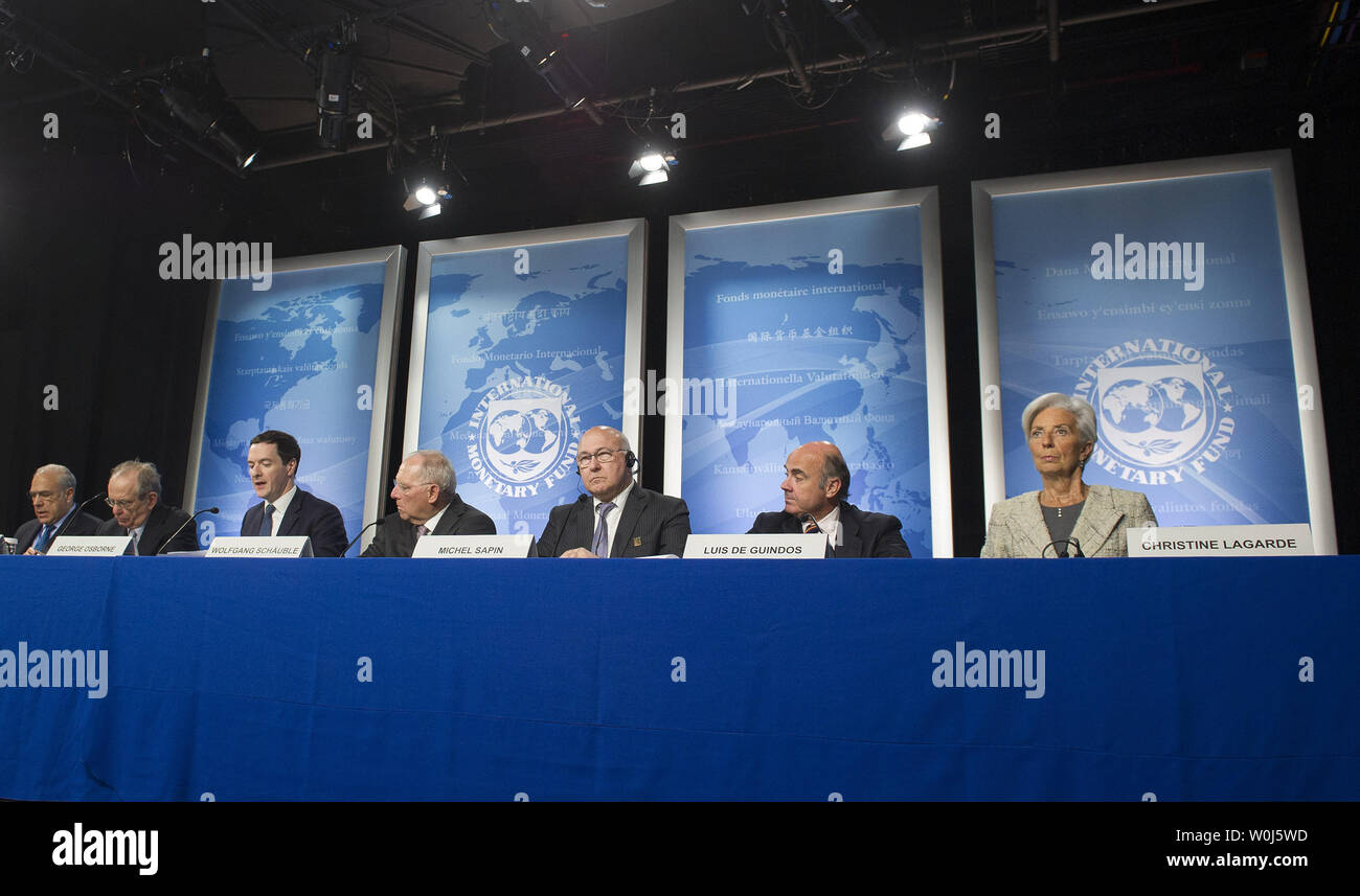 De droite à gauche, le directeur général du FMI, Christine Lagarde, ministre espagnol de l'économie et la compétitivité de Luis De Guindos, le ministre français des Finances, Michel Sapin, ministre allemand des Finances, Wolfgang Schauble, ministre des Finances britannique George Osborne, ministre italien des Finances, Pier Carlo Padoan, Secrétaire général, Organisation de coopération et de développement économiques Jose Angel Gurria, tiendra une conférence de presse sur l'annonce d'une action commune contre la fraude fiscale et le blanchiment pendant les réunions de printemps du Fonds Monétaire International et le Groupe de la Banque mondiale à Washington, D.C. le 14 avril, 2 Banque D'Images