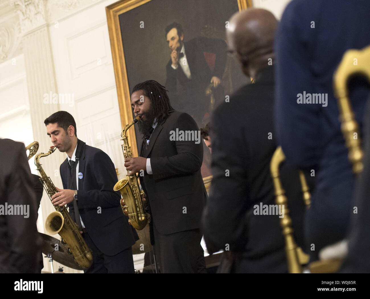 Les étudiants avec le Thelonious Monk Institute of Jazz à l'UCLA à effectuer un stage de jazz pour les élèves du secondaire organisé par la Première Dame Michelle Obama lors de la célébration de la Journée internationale du jazz à la Maison Blanche, à Washington D.C., le 29 avril 2016. Photo par Kevin Dietsch/UPI Banque D'Images