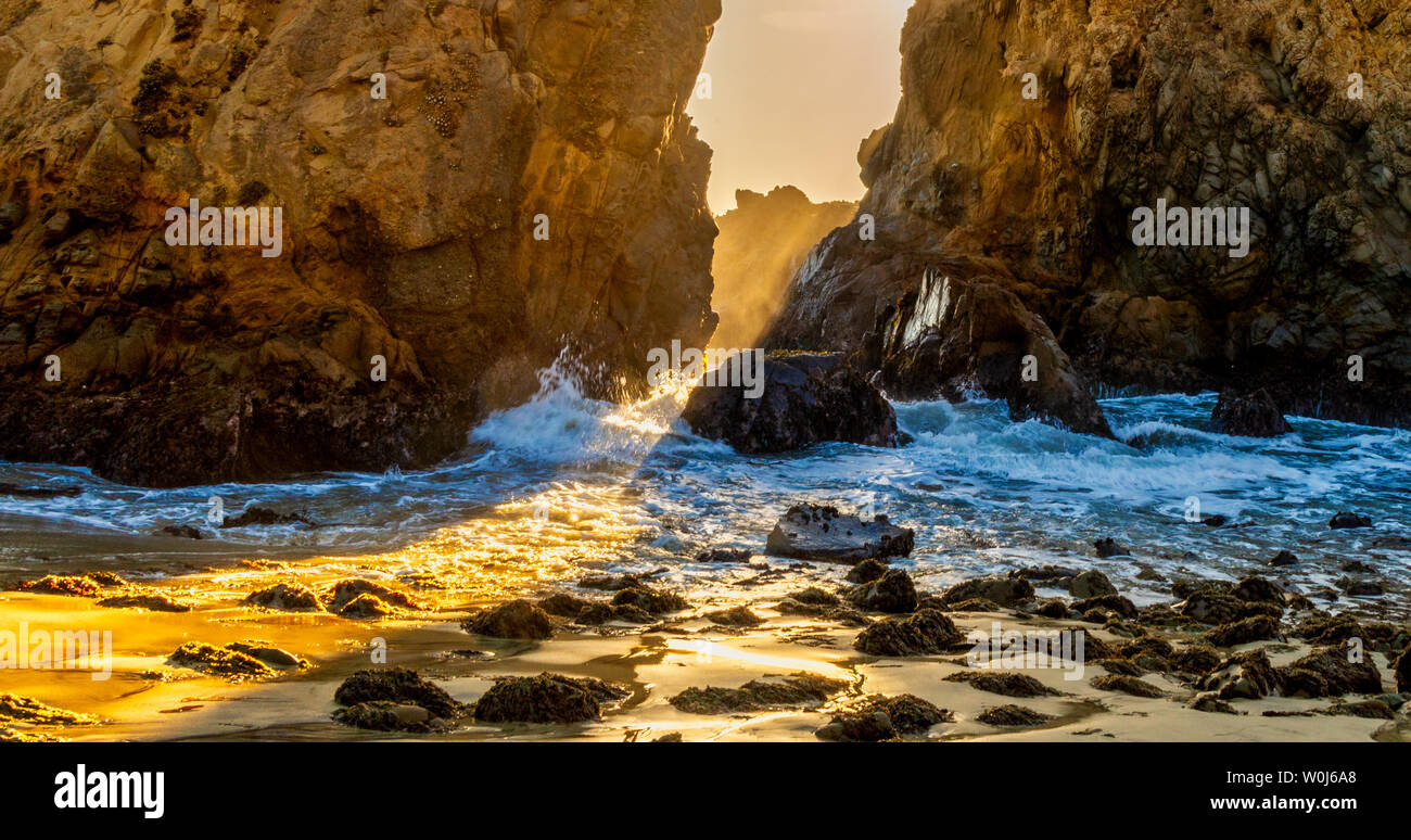 Pfeiffer Beach dans Big Sur une destination romantique pour les couples Banque D'Images