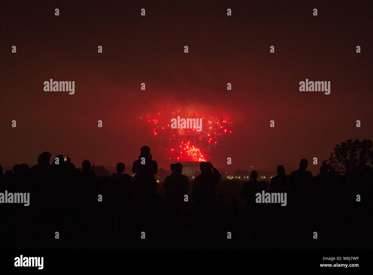 Les spectateurs sont en silhouette par l'assemblée le jour de l'indépendance d'artifice qu'ils regardent à partir de Arlington, Virginie, le 4 juillet 2016. Photo par Kevin Dietsch/UPI Banque D'Images