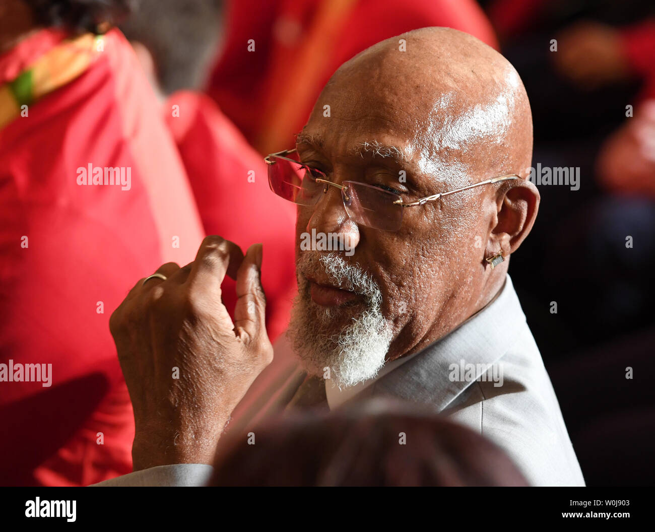 L'olympienne John Carlos est un invité en tant que président américain Barack Obama et la Première Dame Michelle Obama se félicite de l'USA des équipes olympiques et paralympiques à l'East Room de la Maison Blanche à Washington, DC Le 29 septembre 2016. John Carlos et Tommie Smith a donné un pouvoir noir au cours de la salute 1968 Jeux Olympiques. Photo de Pat Benic/UPI Banque D'Images