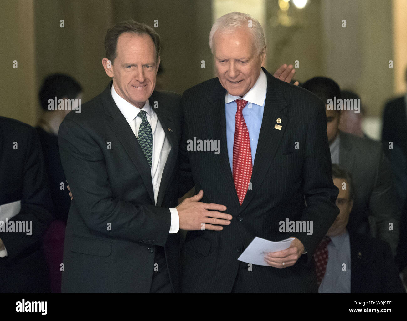 La sénatrice Pat Toomy (R-PA) (L) et le sénateur Orin Hatch (R-UT) quitter le Sénat caucus républicain voix leadership au Capitole à Washington, D.C. le 16 novembre 2016. Photo par Kevin Dietsch/UPI Banque D'Images