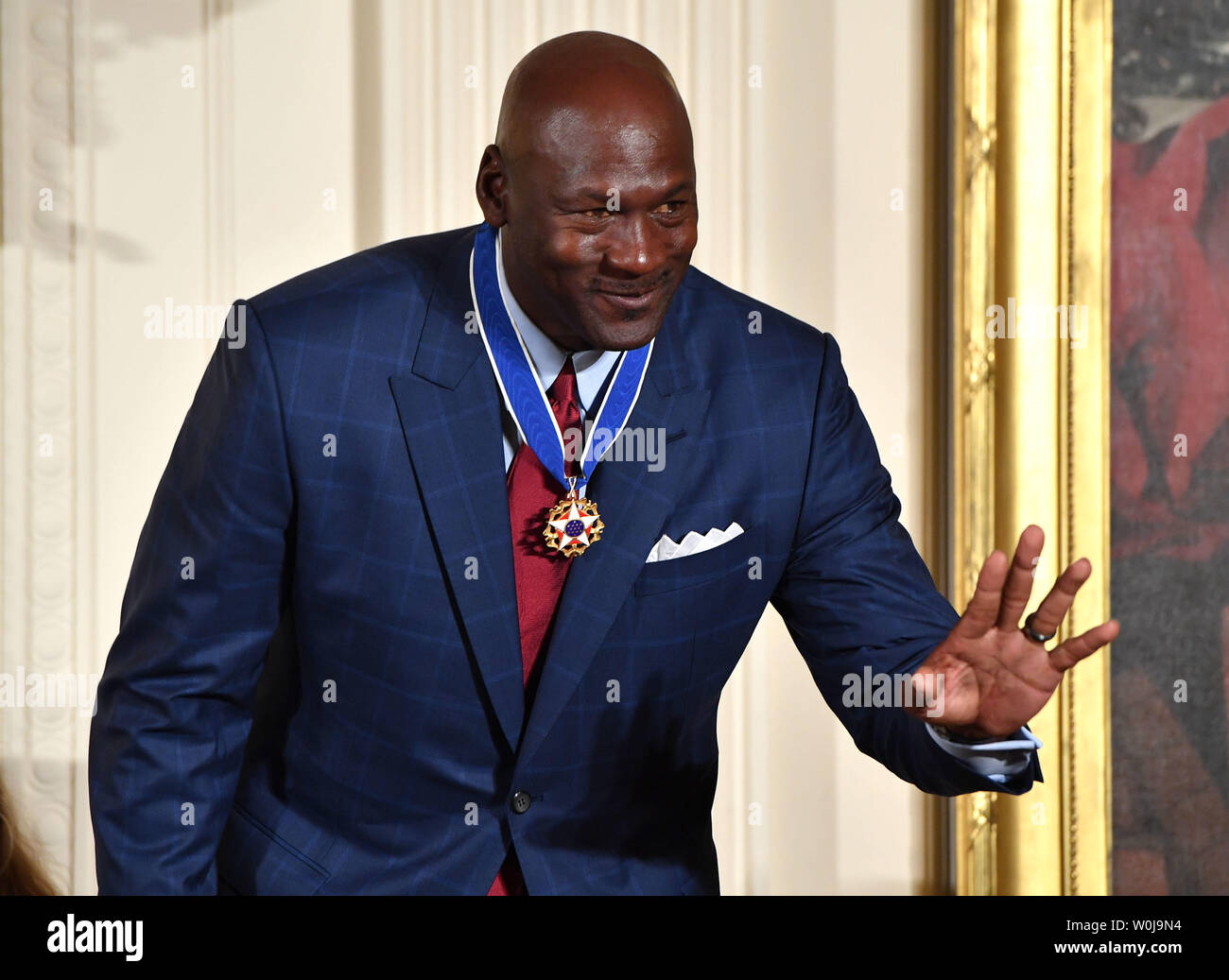 Légende de basket-ball Michael Jordan est vu avec sa médaille  présidentielle de la liberté, qui lui a été attribué par le président  Barack Obama, lors d'une cérémonie à la Maison Blanche à