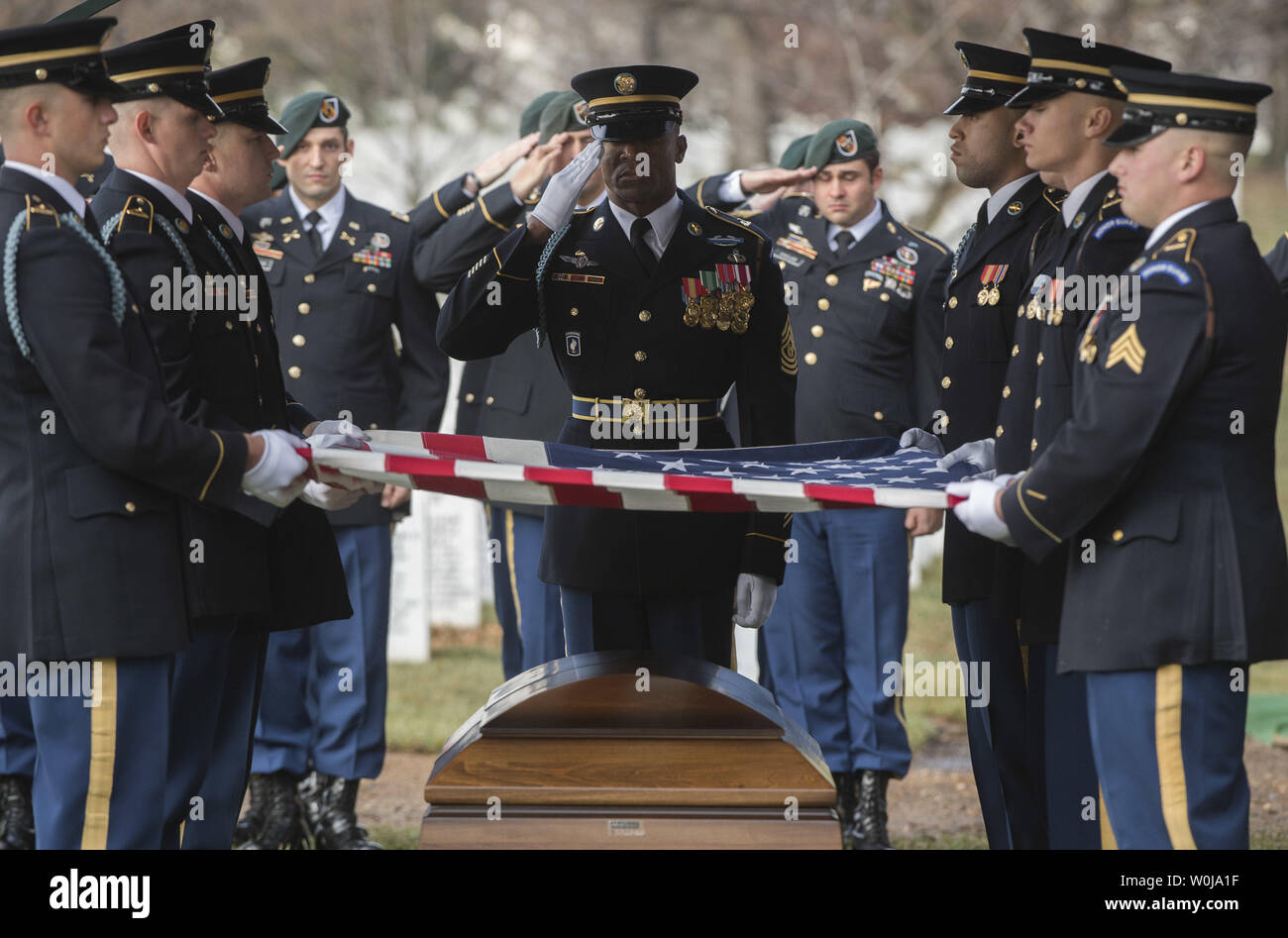 Des membres du 3e Régiment d'infanterie américaine (la vieille garde) pliez un drapeau lors des funérailles d'état-major de l'Armée Le Sergent Kevin McEnroe au cimetière national d'Arlington à Arlington, en Virginie, le 5 décembre 2016. McEnroe, et deux autres membres de service avec les Bérets verts du 5e Groupe des forces spéciales, ont été tués en Jordanie sous le feu lors de la saisie d'une base militaire jordanienne. Photo par Kevin Dietsch/UPI Banque D'Images