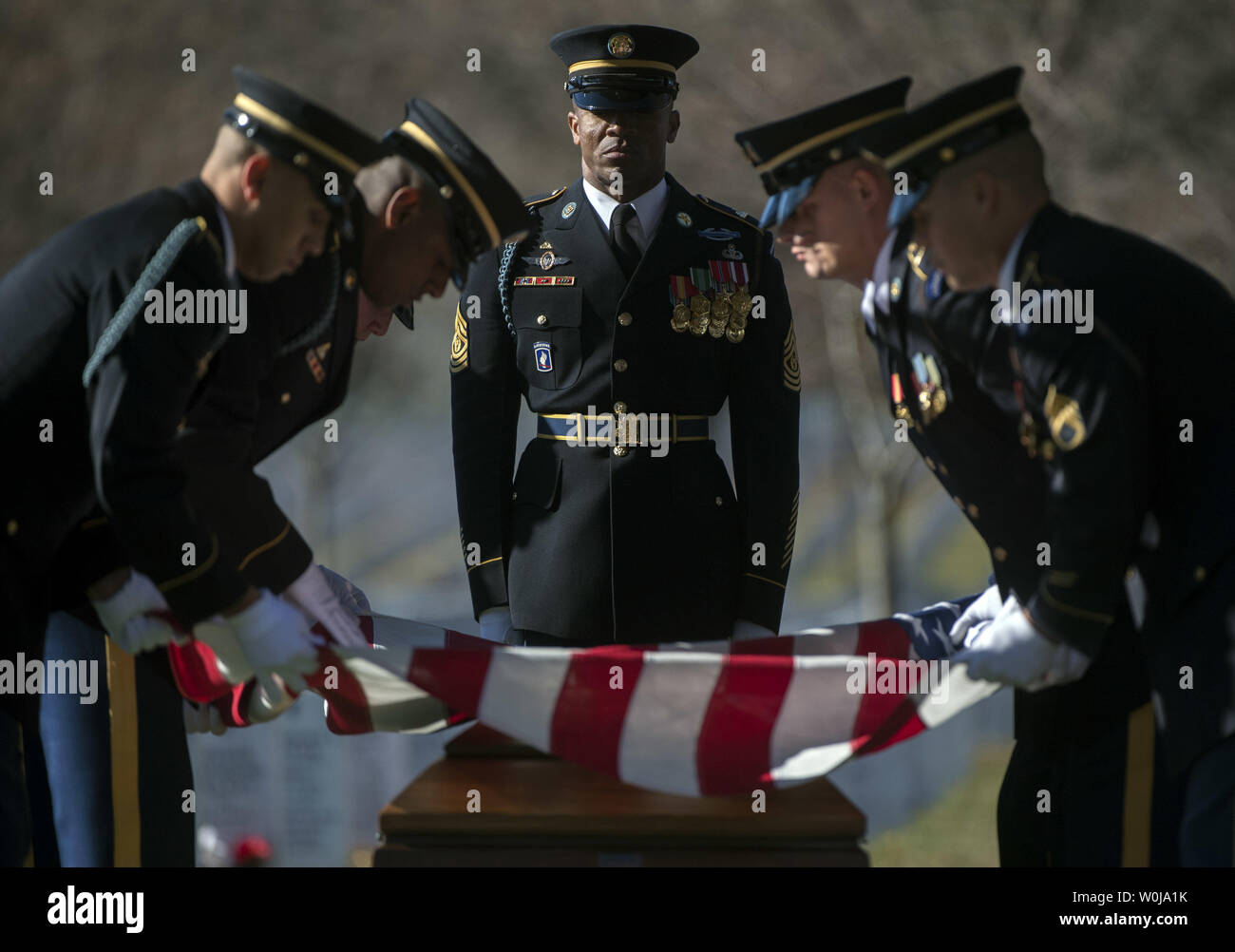 Des membres du 3e Régiment d'infanterie américaine (la vieille garde) pliez un drapeau lors des funérailles d'état-major de l'Armée Sergent James Moriarty au cimetière national d'Arlington à Arlington, en Virginie, le 5 décembre 2016. Moriarty, et deux autres membres de service avec les Bérets verts du 5e Groupe des forces spéciales, ont été tués en Jordanie sous le feu lors de la saisie d'une base militaire jordanienne. Photo par Kevin Dietsch/UPI Banque D'Images