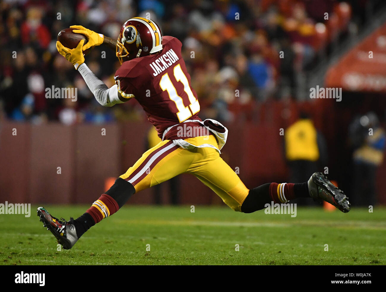 Redskins de Washington le receveur DeSean Jackson (11) apporte une note contre les Carolina Panthers au premier trimestre à FedEx Field à Landover, Maryland le 19 décembre 2016. Photo par Kevin Dietsch/UPI Banque D'Images