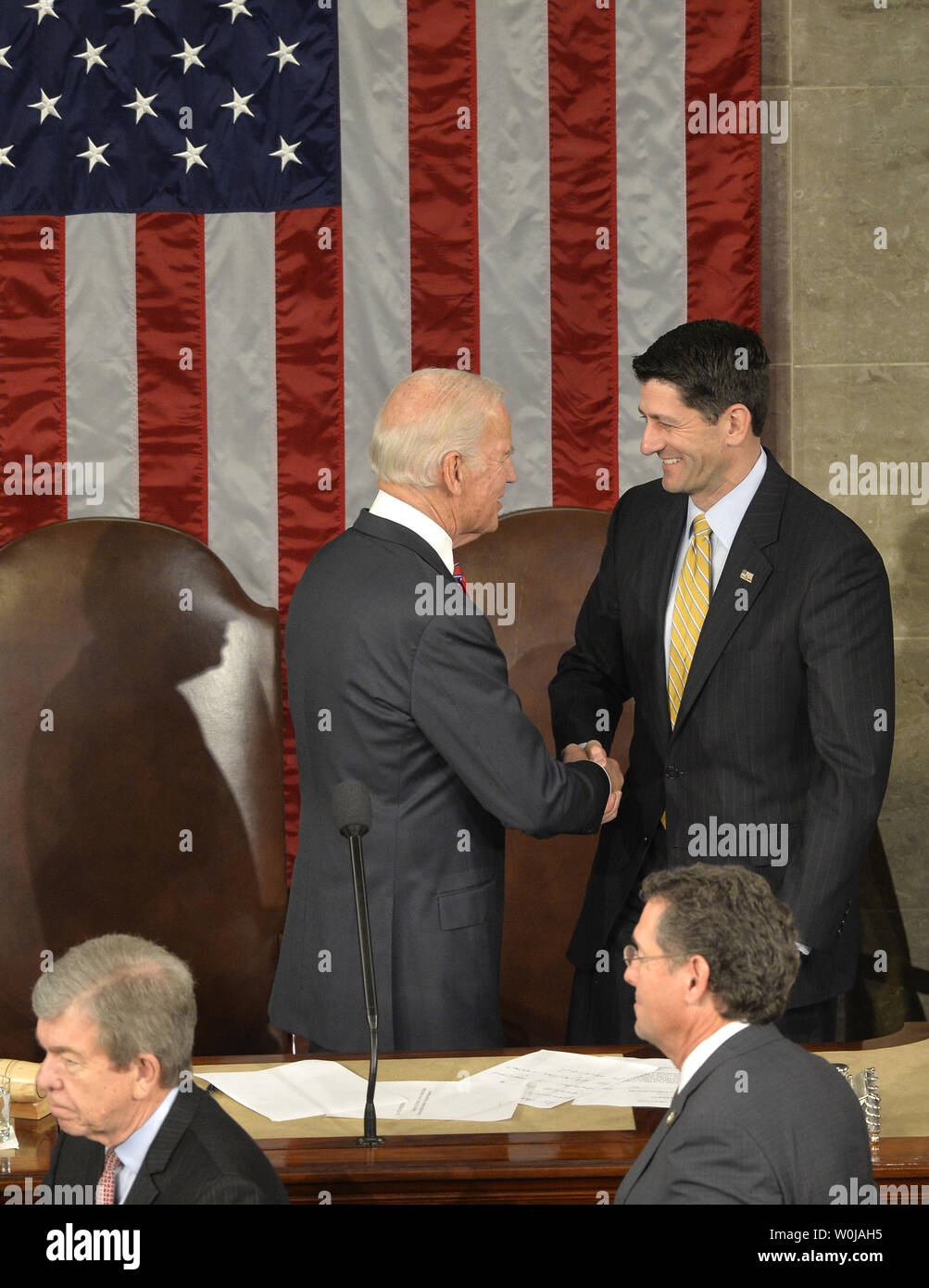 Le vice-président Joe Biden (G) et le président Paul Ryan (R-WI) se serrer la main après avoir présidé la procédure pour compter et valider les votes du collège électoral sur le plancher de la Chambre à la capitale américaine, le 6 janvier 2017, à Washington, DC. La procédure, établie par la Constitution, a finalisé Donald J. Trump et Mike Pence que le président et le vice-président. Photo de Mike Theiler/UPI Banque D'Images