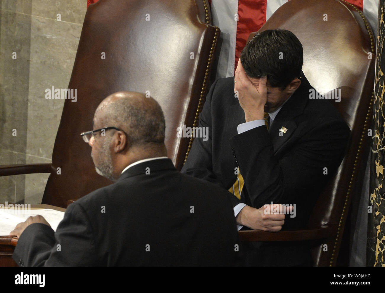 Le président Paul Ryan (R-WI) réagit dans le rire après le Vice-président Joe Biden a dit : "C'est fini" en réponse à une protestation au sol au cours de la procédure pour compter et valider les votes du collège électoral sur le plancher de la Chambre à la capitale américaine, le 6 janvier 2017, à Washington, DC. La procédure, établie par la Constitution, a finalisé Donald J. Trump et Mike Pence que le président et le vice-président. Photo de Mike Theiler/UPI Banque D'Images