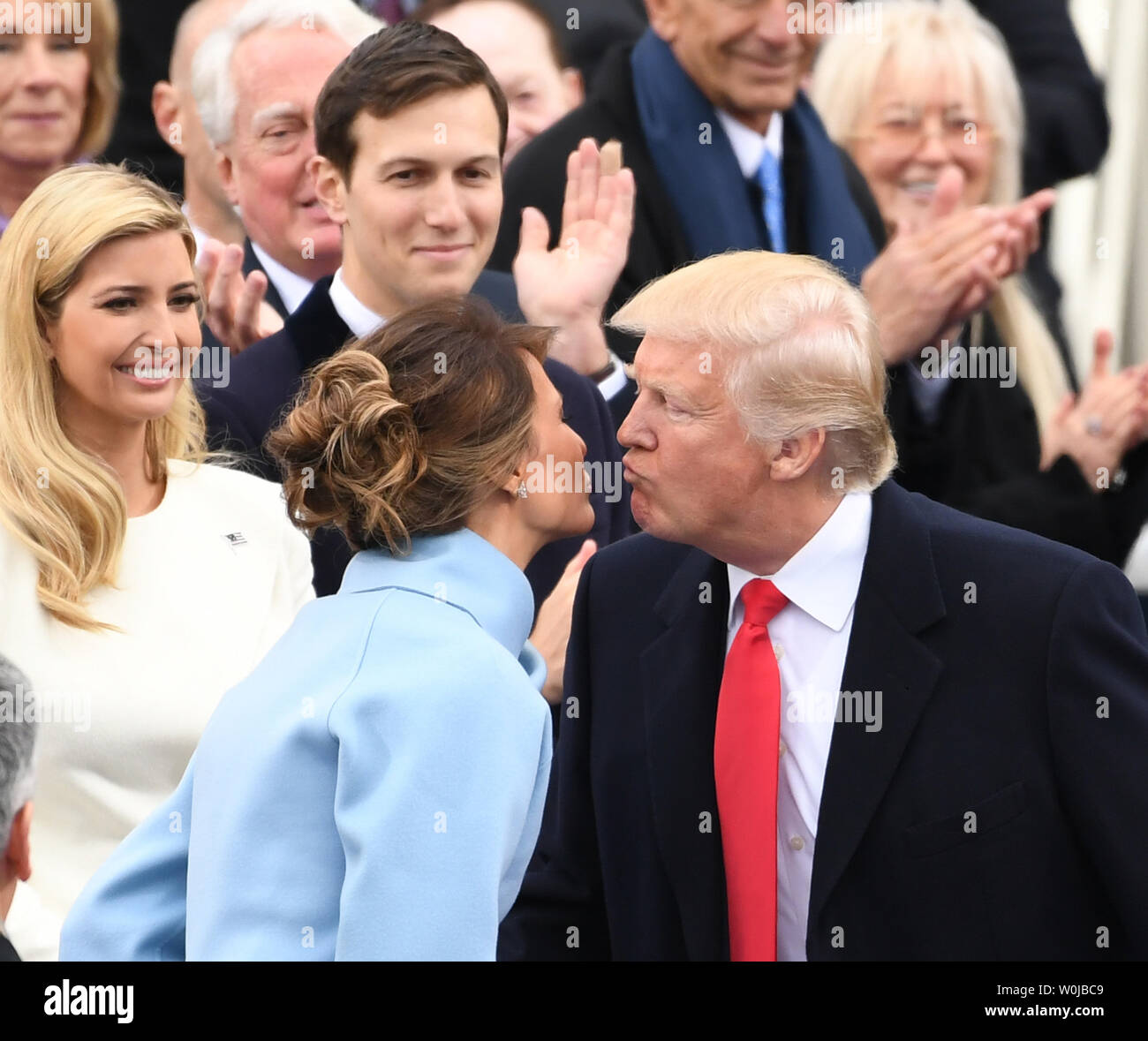 Le président élu, M. Donald J. Trump embrasse sa femme Melania, comme il arrive pour son investiture le 20 janvier 2017 à Washington, D.C. Trump devient le 45e président des États-Unis. Photo de Pat Benic/UP5 Banque D'Images