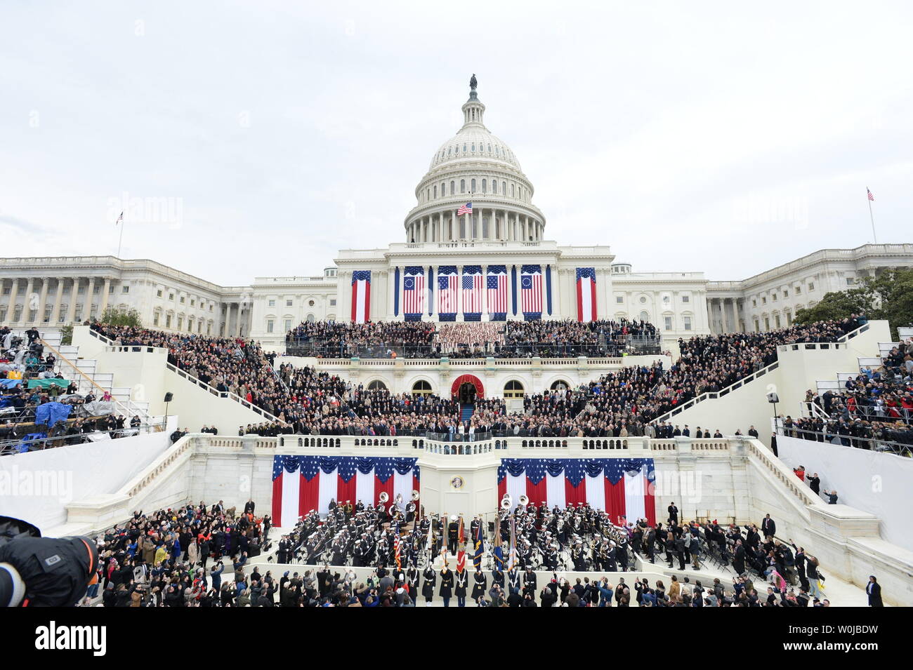 Le président Donald Trump prête le serment d'Office lors de son investiture le 20 janvier 2017 à Washington, D.C. Trump est devenu le 45e président des États-Unis. Photo de Pat Benic/UPI Banque D'Images