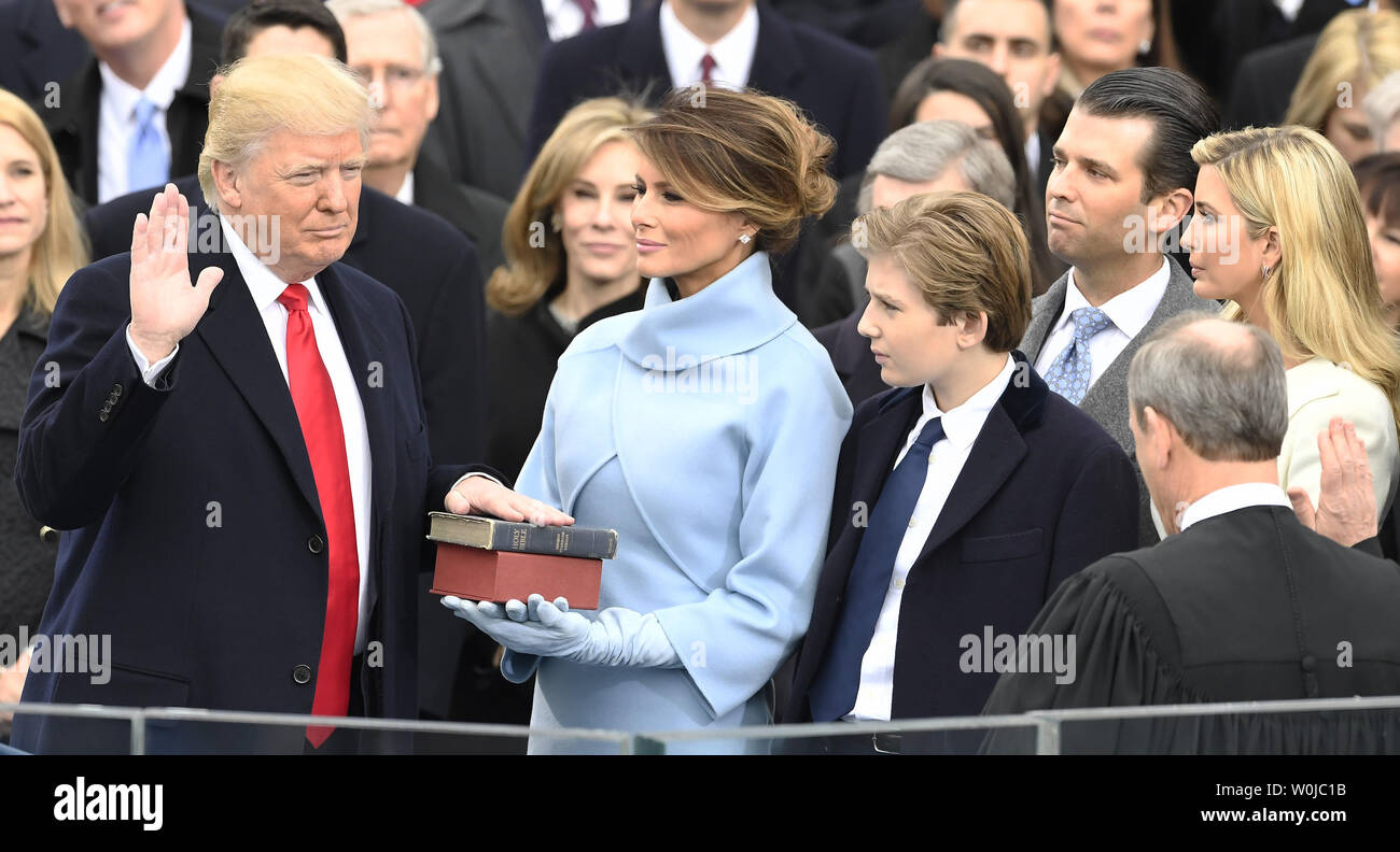 Le président Donald Trump prend son serment d'office avec sa femme Melanie tenant deux bibles à la cérémonie d'inauguration à la capitale le 20 janvier 2017 à Washington, D.C. Trump devient le 45e président des États-Unis. Photo de Mike Theiler/UPI Banque D'Images