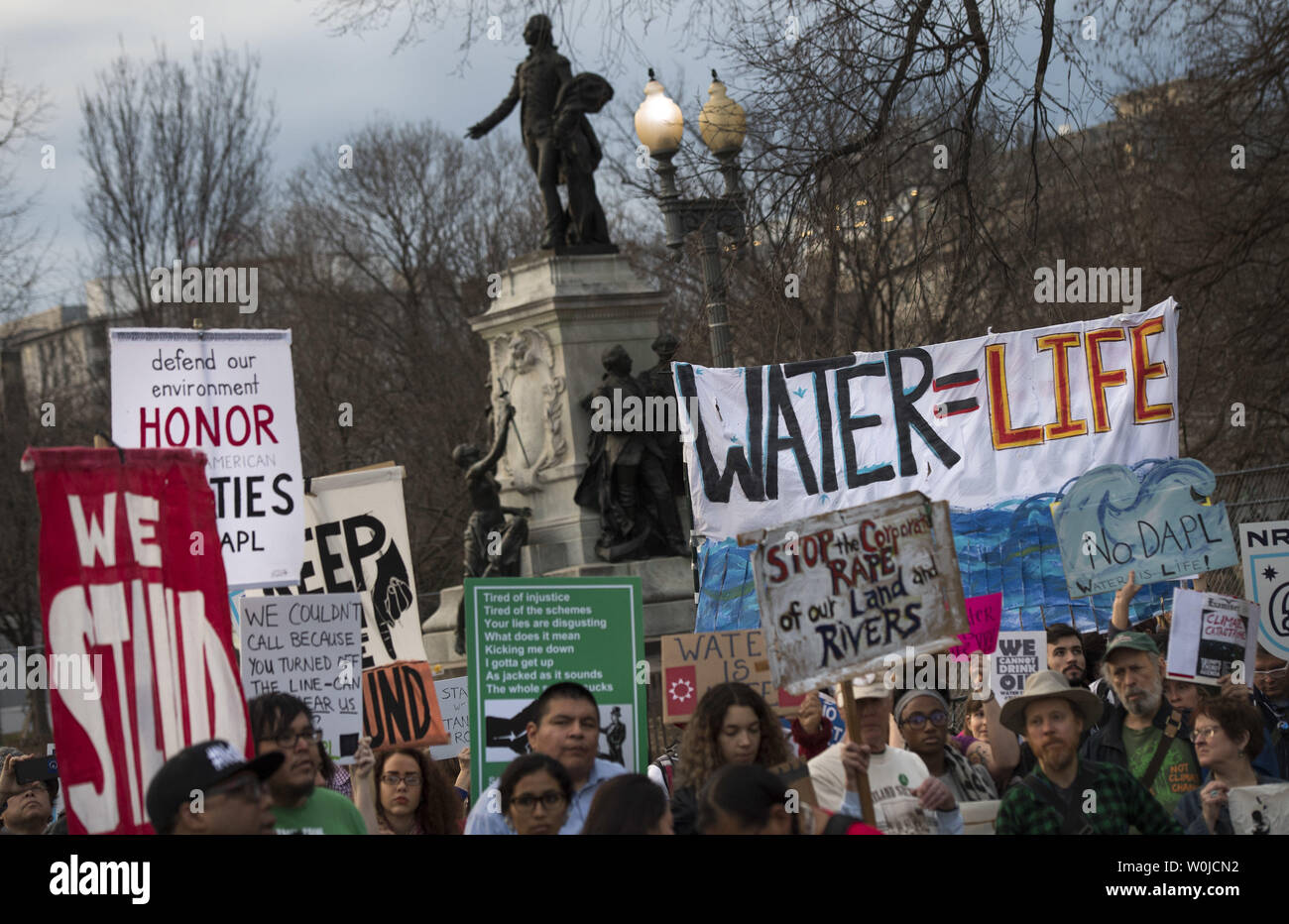 Les manifestants se rassemblent pour manifester contre l'accès à proximité de pipelines Dakota la Maison Blanche à Washington, le 8 février 2016. L'atout de l'administration et l'Armée Corp. of Engineers a permis l'accès à la construction de pipelines de pétrole Dakota pour continuer la tribu Sioux réservation après l'administration Obama stoppée il après de fortes pushback. Photo par Kevin Dietsch/UPI Banque D'Images