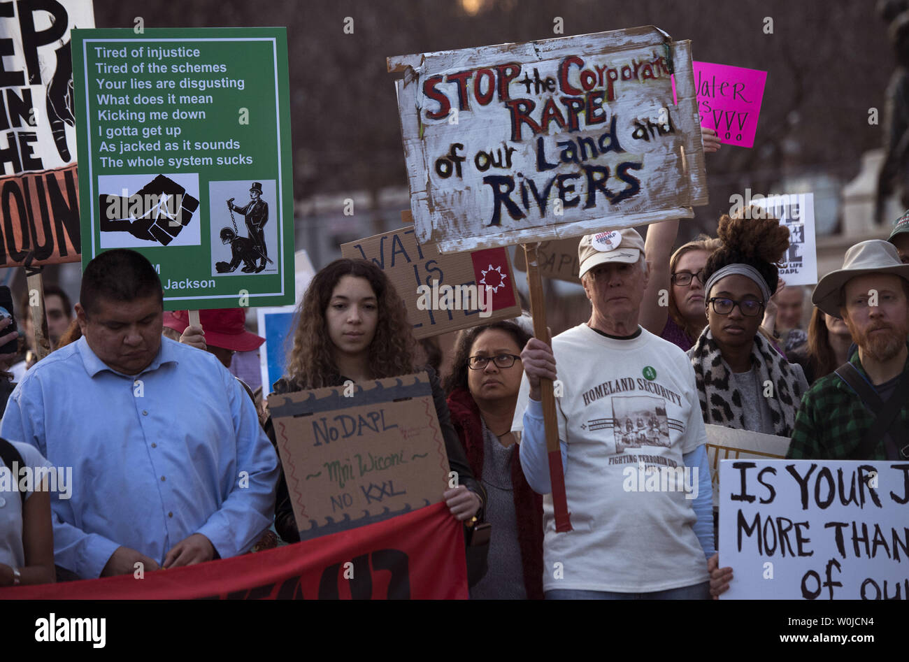 Les manifestants se rassemblent pour manifester contre l'accès à proximité de pipelines Dakota la Maison Blanche à Washington, le 8 février 2016. L'atout de l'administration et l'Armée Corp. of Engineers a permis l'accès à la construction de pipelines de pétrole Dakota pour continuer la tribu Sioux réservation après l'administration Obama stoppée il après de fortes pushback. Photo par Kevin Dietsch/UPI Banque D'Images