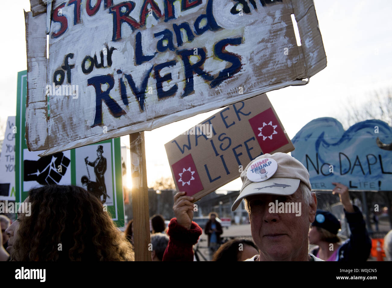 Les manifestants se rassemblent pour manifester contre l'accès à proximité de pipelines Dakota la Maison Blanche à Washington, le 8 février 2016. L'atout de l'administration et l'Armée Corp. of Engineers a permis l'accès à la construction de pipelines de pétrole Dakota pour continuer la tribu Sioux réservation après l'administration Obama stoppée il après de fortes pushback. Photo par Kevin Dietsch/UPI Banque D'Images