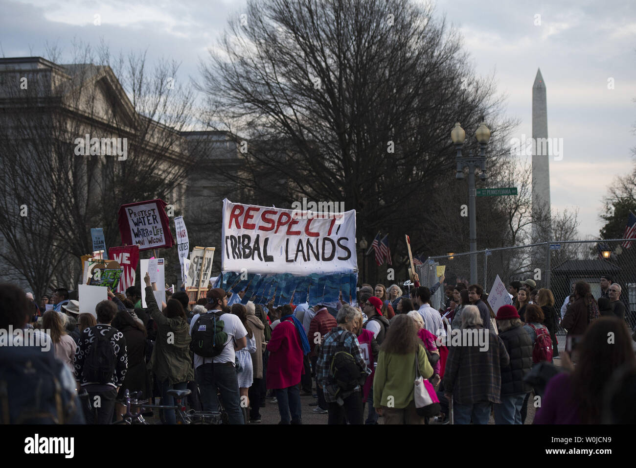 Les manifestants se rassemblent pour manifester contre l'accès à proximité de pipelines Dakota la Maison Blanche à Washington, le 8 février 2016. L'atout de l'administration et l'Armée Corp. of Engineers a permis l'accès à la construction de pipelines de pétrole Dakota pour continuer la tribu Sioux réservation après l'administration Obama stoppée il après de fortes pushback. Photo par Kevin Dietsch/UPI Banque D'Images