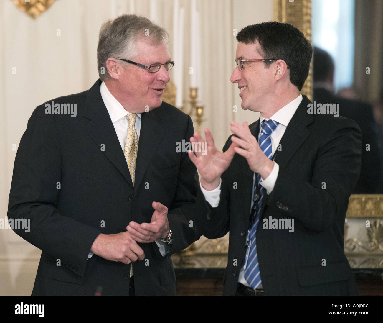 Douglas Oberhelman, Caterpillar Inc. chef, parle de D.J. Gribbin au cours d'une séance d'écoute avec le Président Donald Trump et collègues du chef de fabrication à la Maison Blanche, à Washington, D.C. le 23 février 2017. Le groupe a rencontré le président pour discuter d'un éventail de questions, y compris la création d'emploi, réforme fiscale et les effets économiques de l'immigration et de l'atout de la politique commerciale. Photo par Kevin Dietsch/UPI Banque D'Images