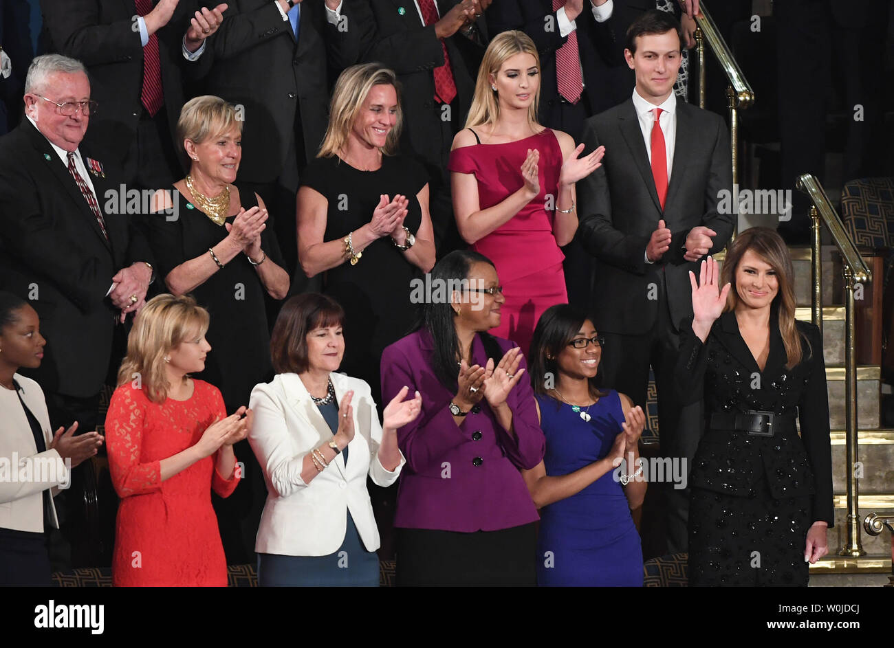 Première Dame Melania Trump (R) est entouré d'invités et membres de la famille comme elle courbes du balcon avant que le Président Donald Trump fournit une adresse à une session conjointe du Congrès à l'Capitole à Washington, D.C., le 28 février 2017. Conseiller présidentiel Jared Kushner, fille Ivanka Trump, et vous y compris Megan Crowley, Jessica Davis, Susan Oliver, Denisha Merriweather, Maureen McCarthy Scalia, Jamiel et Shaw, Sr. et d'autres joignent la Première Dame. Photo de Pat Benic/UPI Banque D'Images