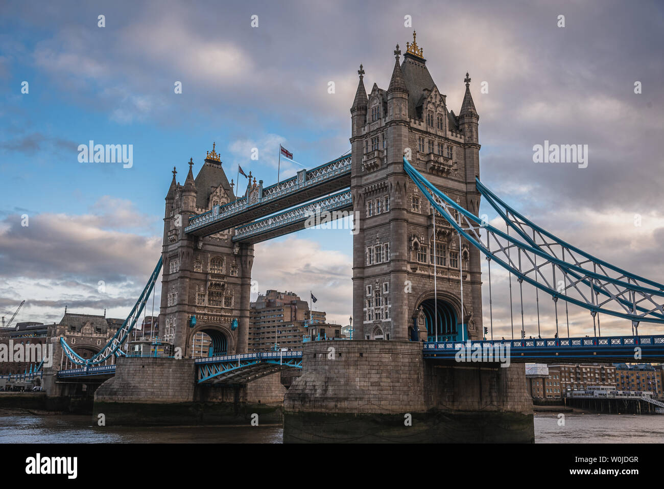Londres, Angleterre, Décembre 10th, 2018 : Tower Bridge à Londres, au Royaume-Uni. Lever du soleil avec de beaux nuages. Symboles anglais Banque D'Images
