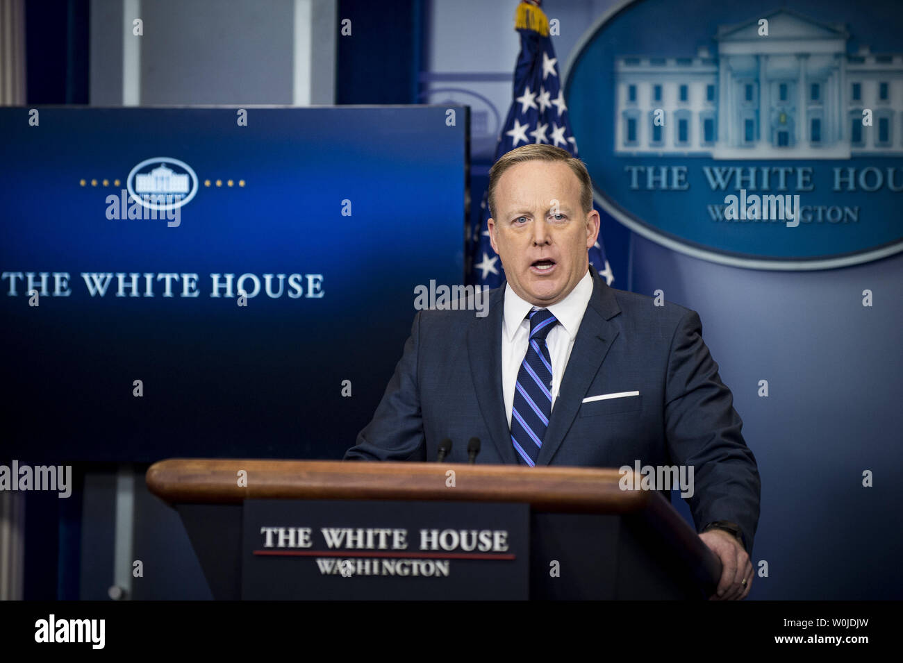 Secrétaire de presse Sean Spicer lmakes mot d'ouverture d'une conférence de presse dans la salle des conférences de presse Brady à la Maison Blanche à Washington, DC, le 7 mars 2017. Photo par Pete Marovich/UPI Banque D'Images