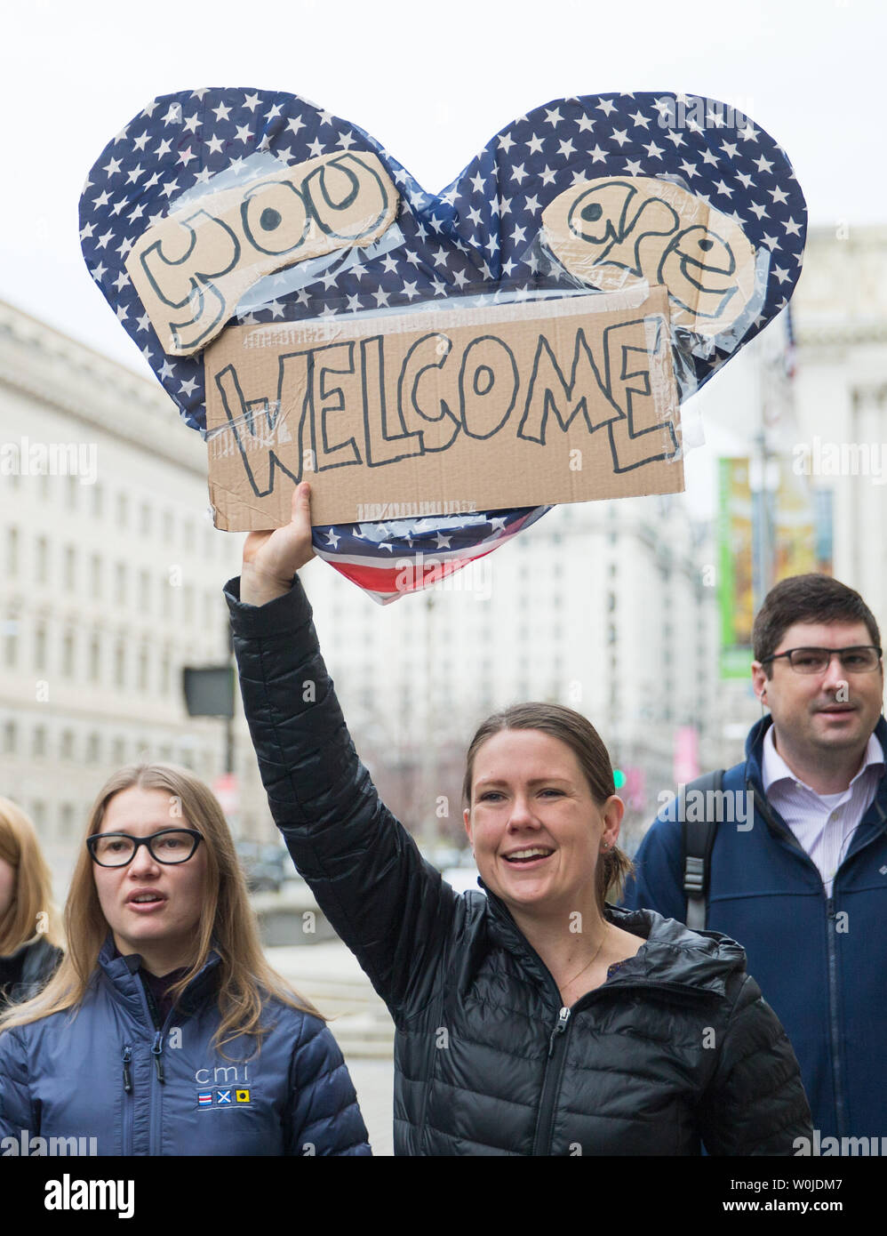 Les gens de protestation contre le Président Donald Trump's nouvelle interdiction de voyager à l'extérieur de la U.S. Customs and Border Protection Bureau à Washington, DC, le 7 mars 2017. La Coalition Justice pour les Musulmans DC a commandité l'événement s'opposant à la dernière Trump Président Décret interdisant les ressortissants étrangers du Soudan, Syrie, Iran, Libye, Somalie et Yémen. Photo par Erin Schaff/UPI Banque D'Images