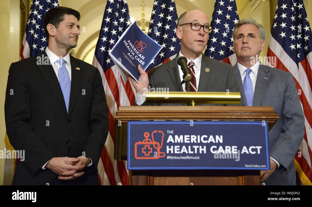 Rép. de l'Oregon Greg Walden (C) contient une copie de la nouvelle loi sur les soins de santé présenté par les républicains, comme le président Paul Ryan (L) et chef de la majorité Kevin McCarthy de Californie (L) regardez sur, sur la colline du Capitole, le 7 mars 2017, à Washington, DC. Walden's House Energy and Commerce Commission commencera la loi pour remplacer l'Obamacare, aussi appelé Loi sur les soins abordables. Photo de Mike Theiler/UPI Banque D'Images