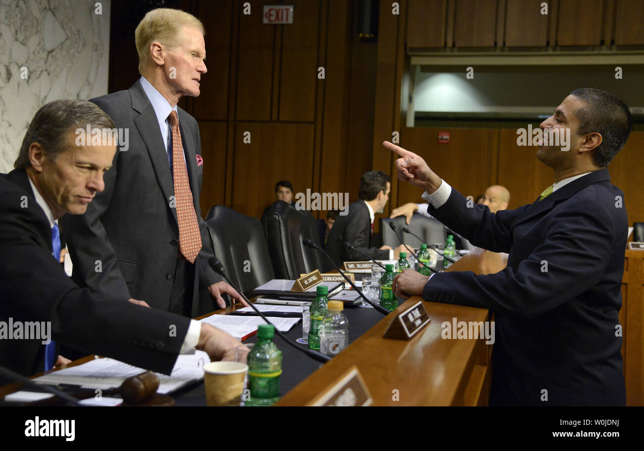 Federal Communications Commission (FCC) président Ajit Pai (R) s'entretient avec le rang de la Floride Bill Nelson comme président le sénateur du Dakota du Sud, le sénateur John Thune (L) attend le début d'un Sénat du Commerce, de la science et l'audience du Comité des transports, sur la colline du Capitole, le 18 janvier 2017, à Washington, DC. Le comité a entendu les témoignages de représentants de la FCC sur "Surveillance de la fac'. Photo de Mike Theiler/UPI Banque D'Images