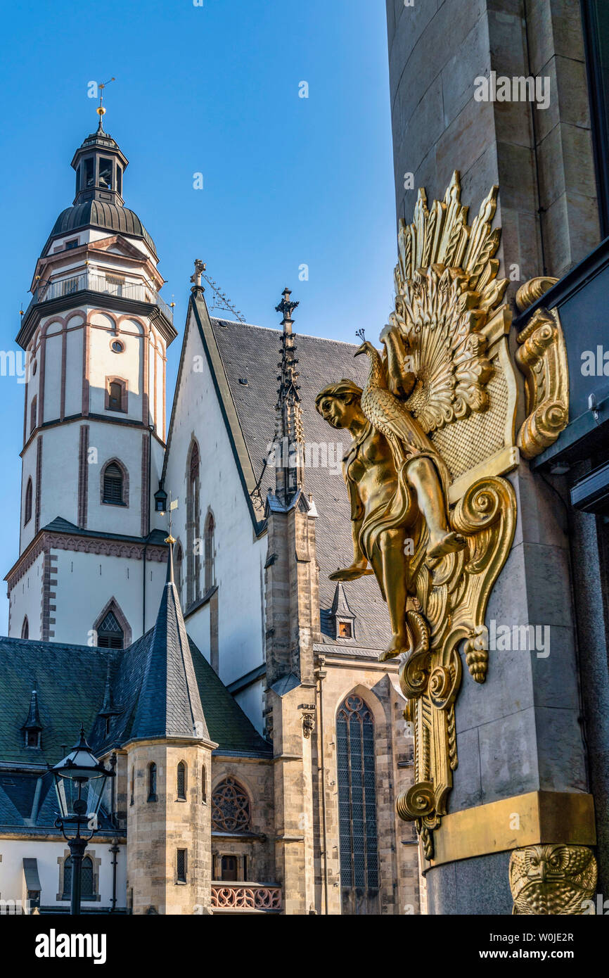 L'église St Thomas, golden sculpture, Leipzig, Saxe, Allemagne | St Thomaskirche, vergoldete Statue, Leipzig, Sachsen Banque D'Images