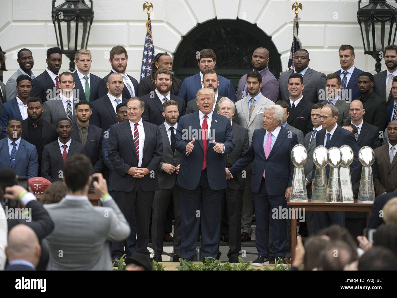 Le président Donald Trump se félicite de Super Bowl LI Champions les New England Patriots à la Maison Blanche à Washington, le 19 avril 2017. Au moins sept joueurs, y compris le quart-arrière Tom Brady, sauté la visite que vient le jour ex Patriot tight end s'est pendu en prison alors qu'il purge une peine de prison à vie pour meurtre. Photo par Kevin Dietsch/UPI Banque D'Images