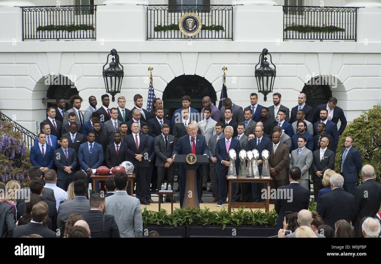 Le président Donald Trump se félicite de Super Bowl LI Champions les New England Patriots à la Maison Blanche à Washington, le 19 avril 2017. Au moins sept joueurs, y compris le quart-arrière Tom Brady, sauté la visite que vient le jour ex Patriot tight end s'est pendu en prison alors qu'il purge une peine de prison à vie pour meurtre. Photo par Kevin Dietsch/UPI Banque D'Images