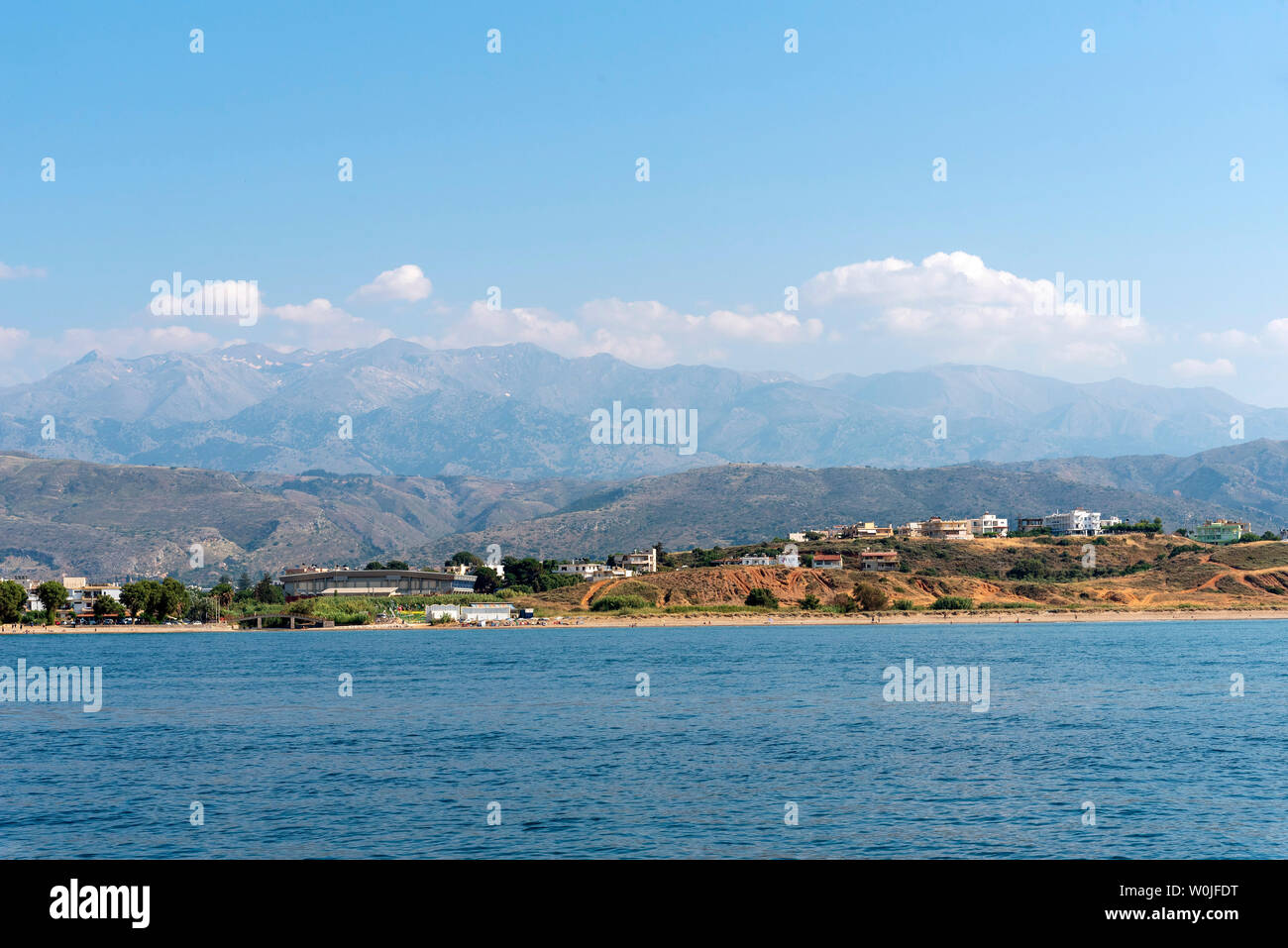 La Canée, Crète, Grèce. Juin 2019. Le paysage côtier de La Canée en Crète du nord montrant les hôtels et les maisons avec un fond de montagnes Banque D'Images