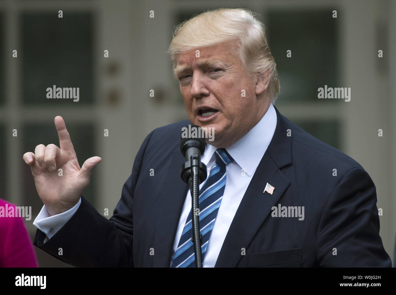 Le président prononce une allocution à Donald Trump lors d'une journée nationale de prière cérémonie dans la roseraie de la Maison Blanche à Washington, le 4 mai 2017. Trump a signé l'ordre exécutif' de la liberté religieuse, l'assouplissement des restrictions politiques sur les églises et les groupes religieux. Photo par Kevin Dietsch/UPI Banque D'Images