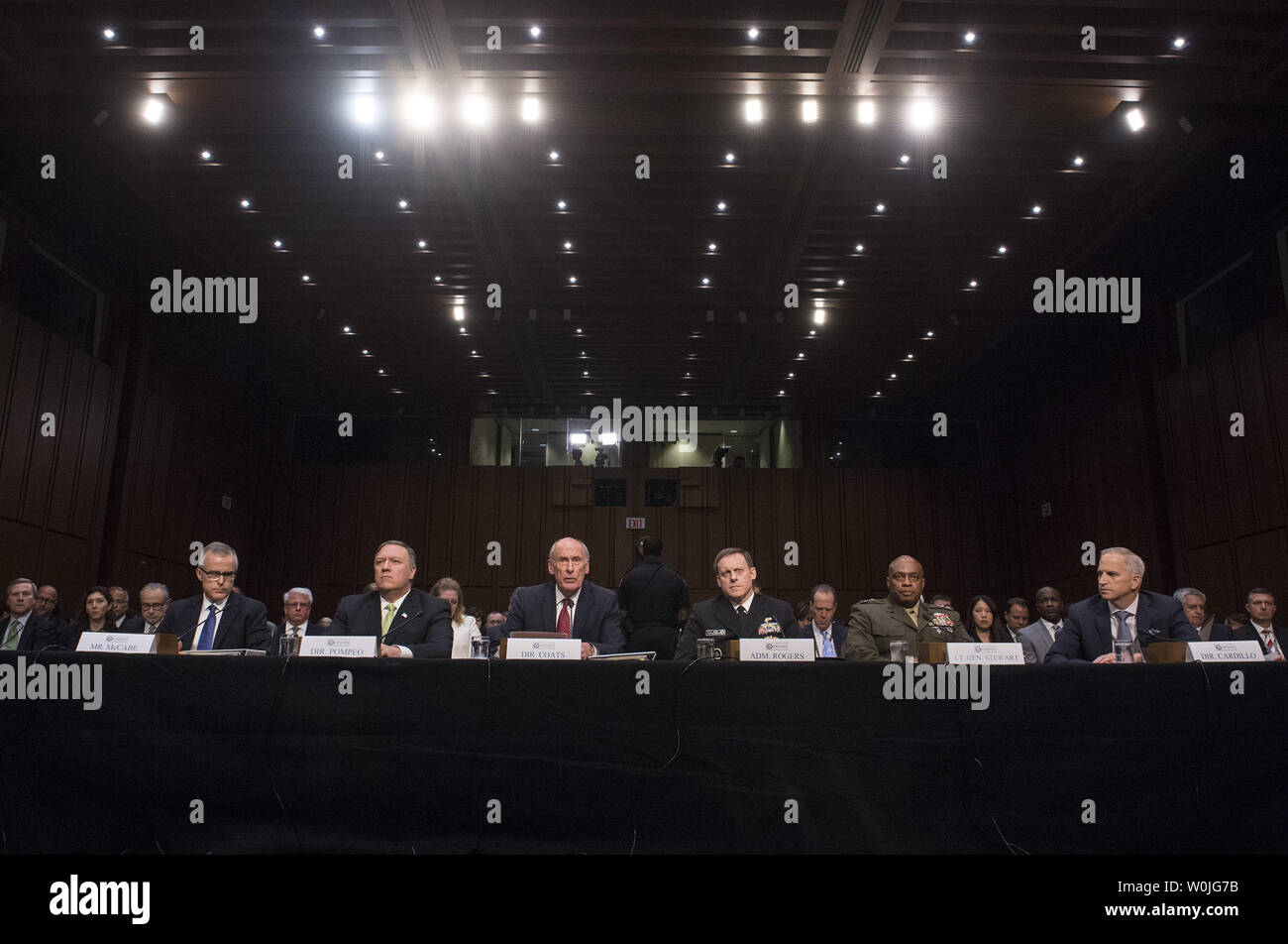 De gauche à droite, Andrew McCabe, Directeur par intérim du Federal Bureau of Investigation (FBI), Michael Pompeo, Directeur de la Central Intelligence Agency (CIA), Dan Coats, directeur du Renseignement National (DNI), l'amiral Michael Rogers, Directeur de la National Security Agency (NSA), le Lieutenant-général Vincent Stewart, directeur de la Defense Intelligence Agency (DIA), et Robert Cardillo, Directeur de la National Geospatial-Intelligence Agency (NGA), de témoigner lors d'une audience du comité de renseignement du Sénat sur les menaces à l'échelle mondiale, sur la colline du Capitole à Washington, D.C. le 11 mai 2017. Photo par Ke Banque D'Images