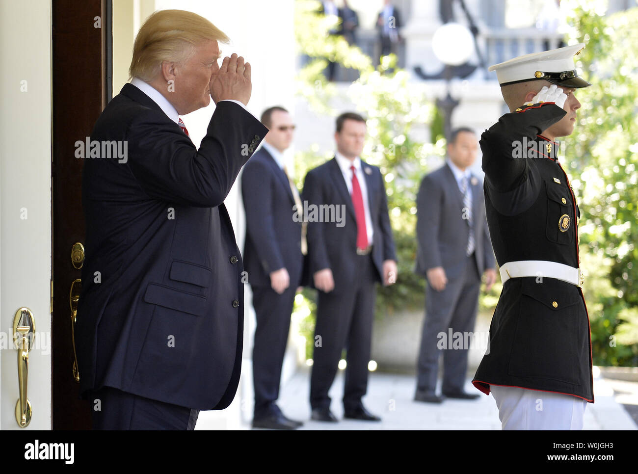 Le président Donald Trump salue le président de la Turquie, Recep Tayyip Erdogan qu'il quitte après des réunions bilatérales et d'un déjeuner de travail, à l'aile ouest de la Maison Blanche, le 16 mai 2017, à Washington, DC. La Turquie est un allié de l'OTAN mais Erdogan devait appuyer sur sa cause contre les États-Unis d'armer des Kurdes contre ISIS en Syrie. Photo de Mike Theiler/UPI Banque D'Images