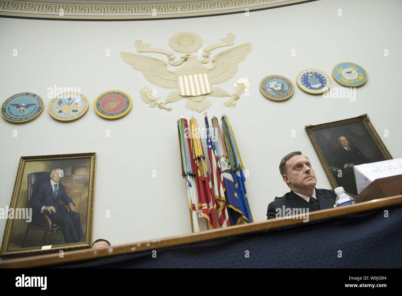 L'amiral Michael Rogers, commandant du Commandement cybernétique et directeur de la NSA, témoigne devant une commission des forces armées audition sur l'exercice 2018 Budget demandé pour Cyber américain Commande, sur la colline du Capitole à Washington, D.C. le 23 mai 2017. Photo par Kevin Dietsch/UPI Banque D'Images